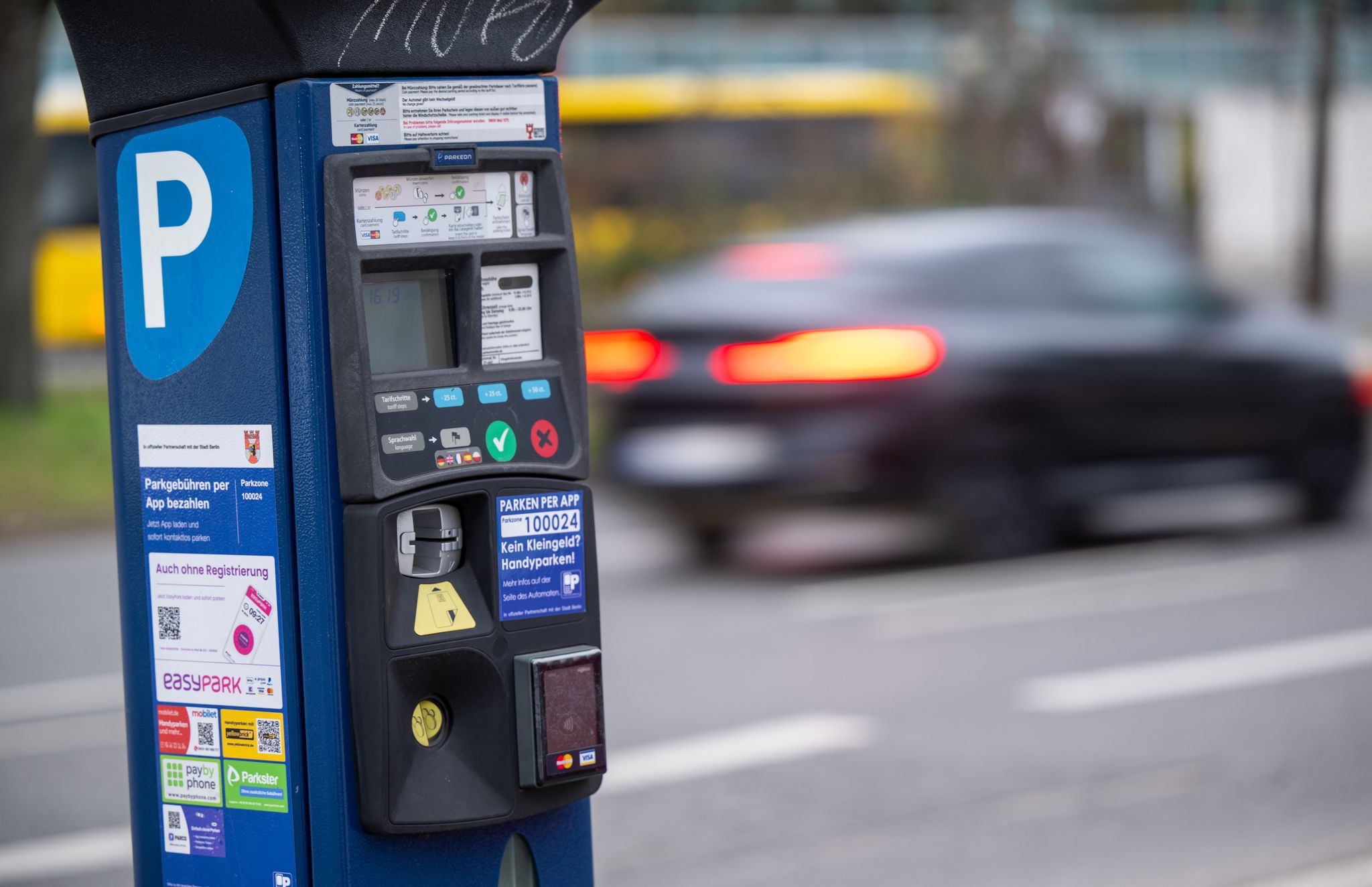 Behörden warnen vor Betrügereien an Parkautomaten, bei denen Kriminelle echte QR-Codes überkleben.