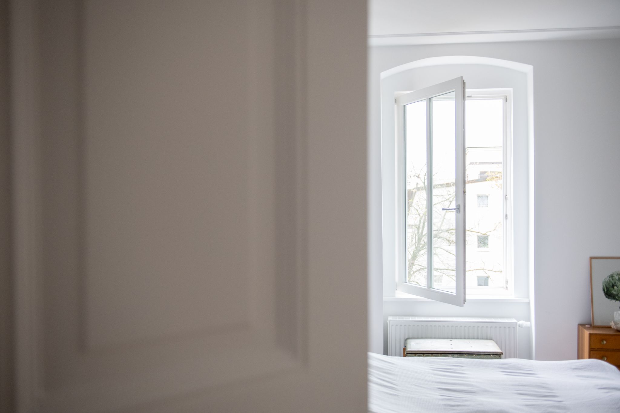 Fenster weit auf, dabei die Heizung runterdrehen: An kalten Tagen hilft Stoßlüften, um Schimmel zu verhindern und Energie zu sparen.