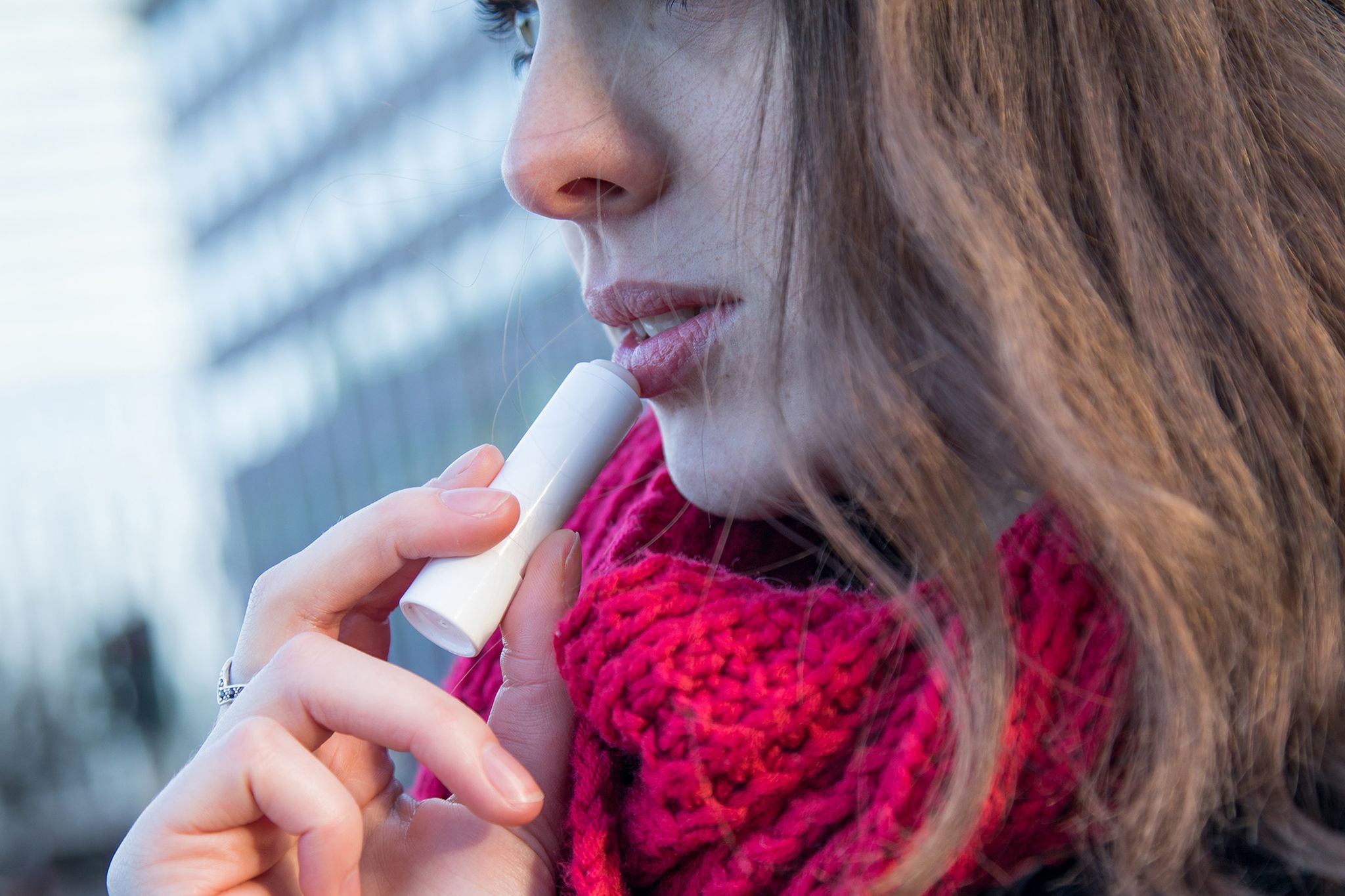 Wenn trockene Lippen spannen, hilft Balsam. Tragen wir den aber jede Stunde auf, ist das zu viel.