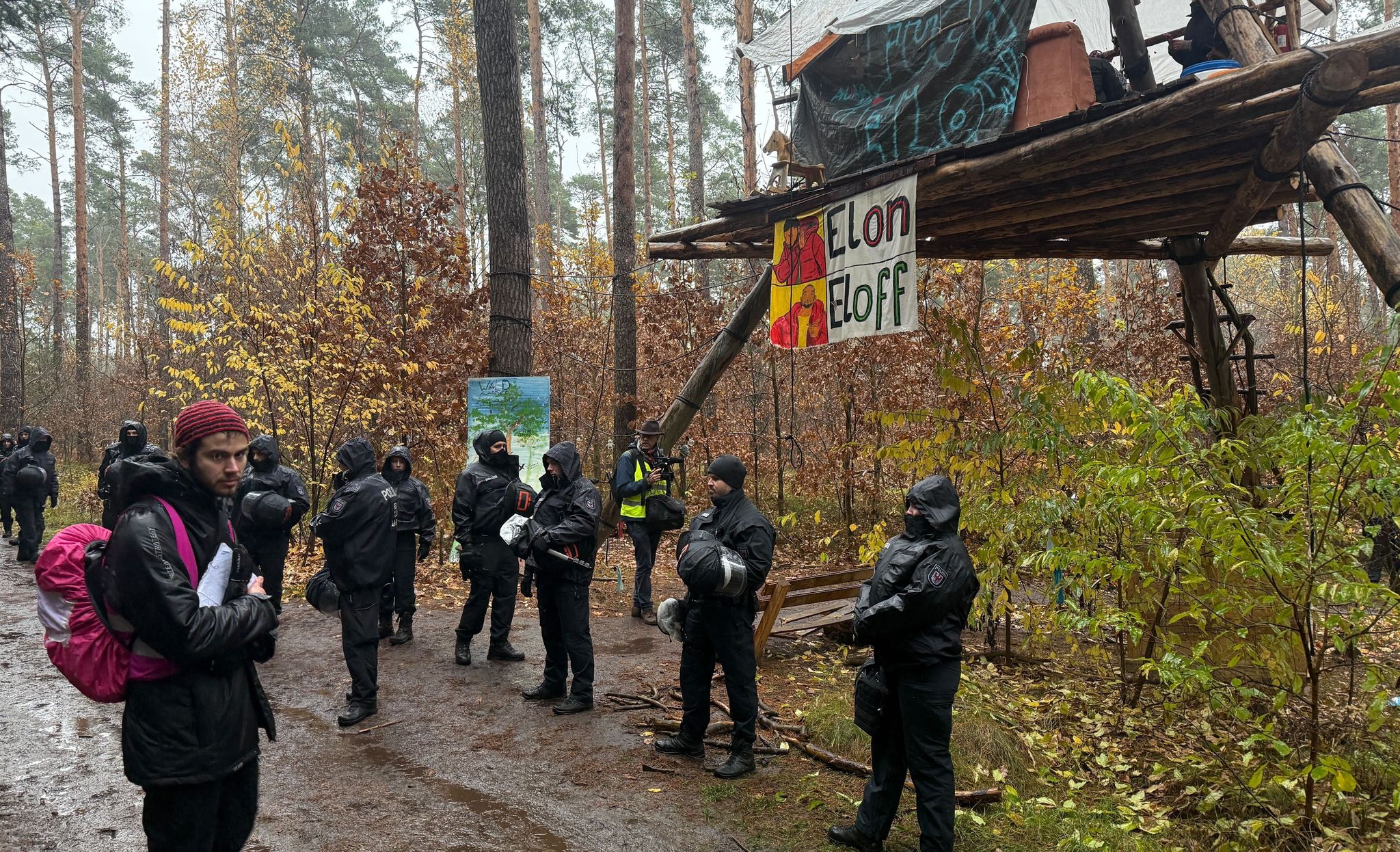 Die Polizei löst das Protestcamp von Tesla-Gegnern im Wald nahe der Tesla-Autofabrik auf. Seit Ende Februar hielten Umweltaktivisten ein Waldstück besetzt.