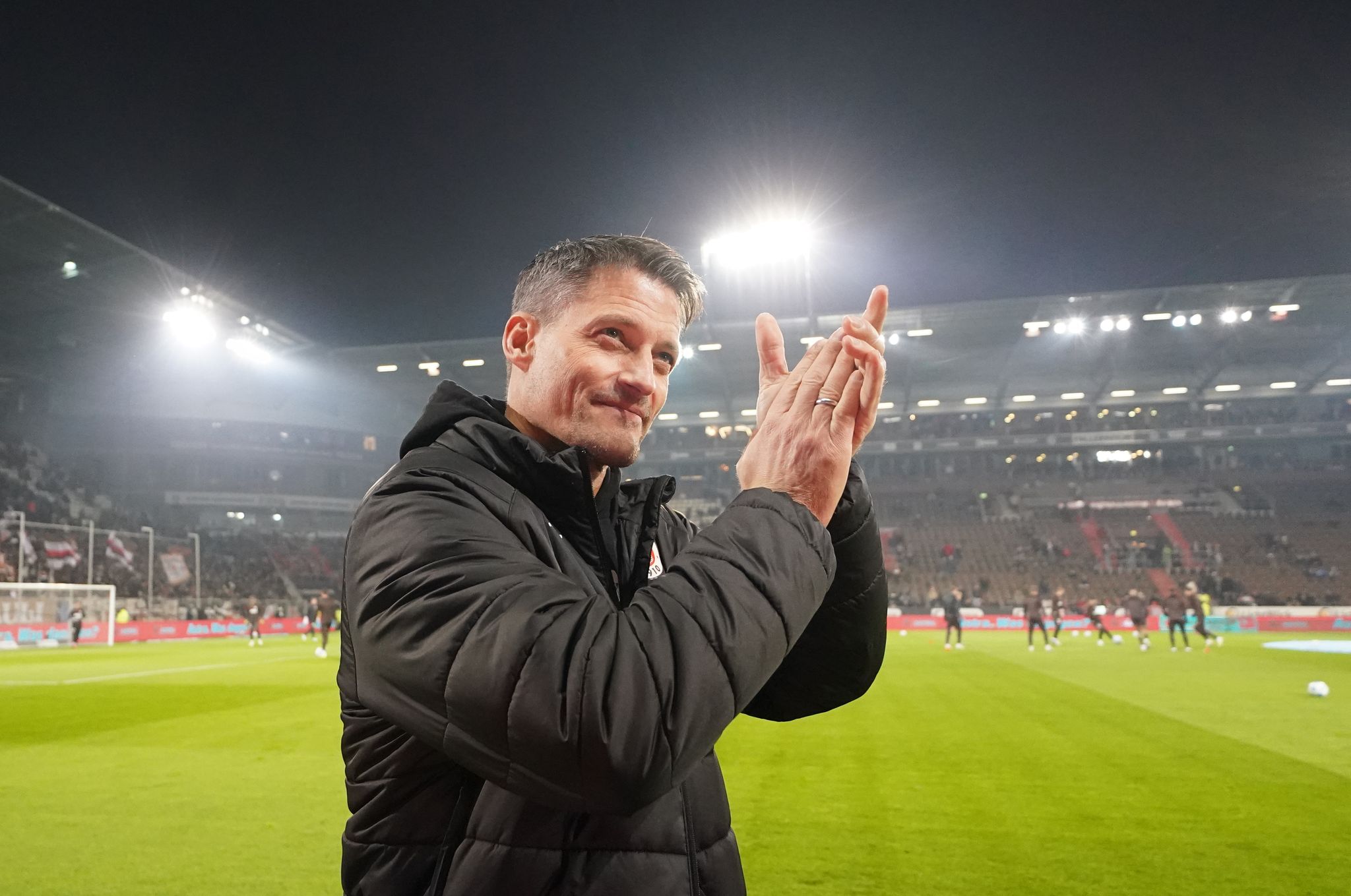 St. Paulis Trainer Alexander Blessin freut sich auf das Sofa