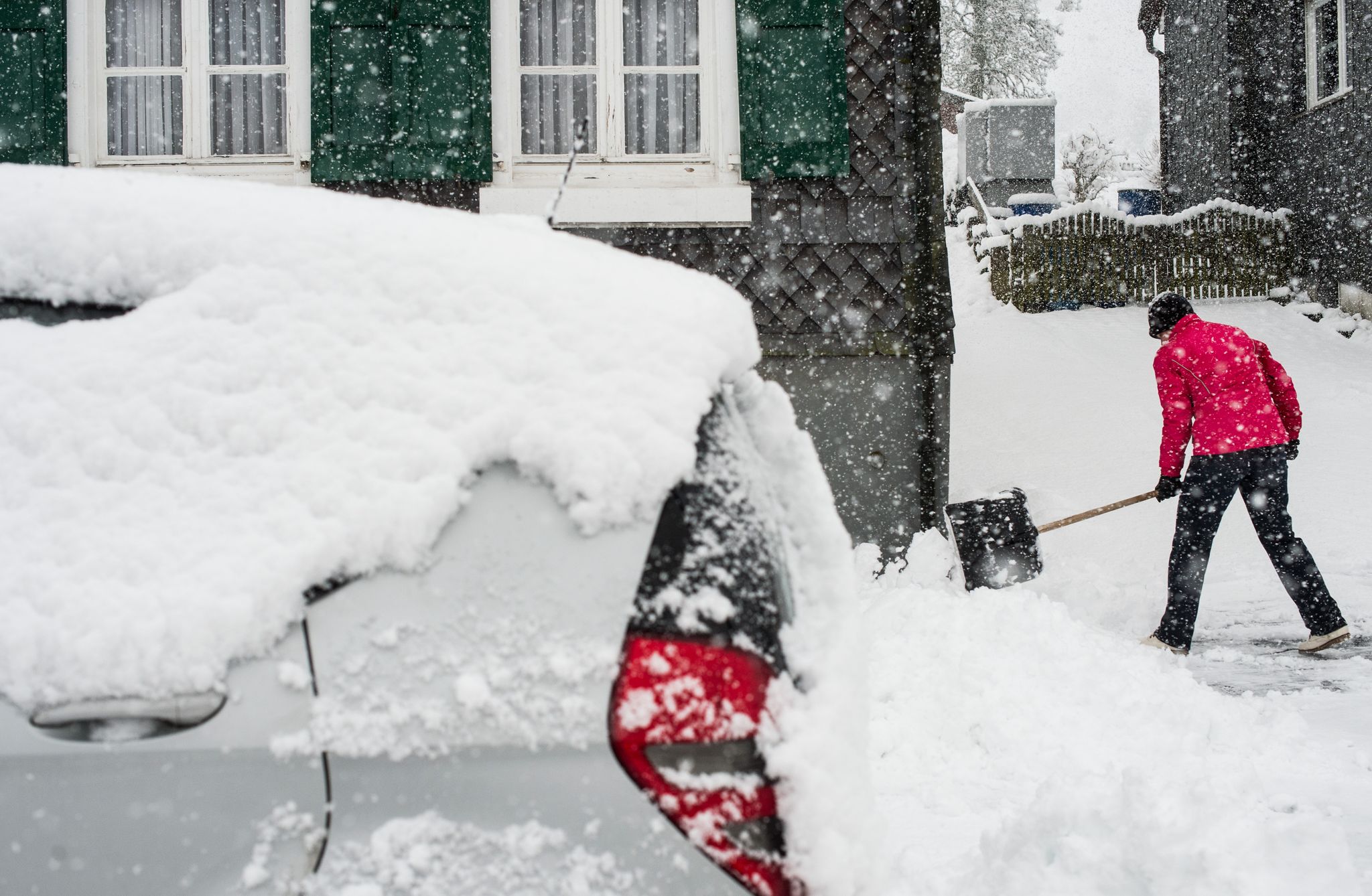 Verkehrssicherungspflicht: Eigentümer und Mieter müssen Gehwege und Zugänge bei Schnee und Eis sicher passierbar halten.