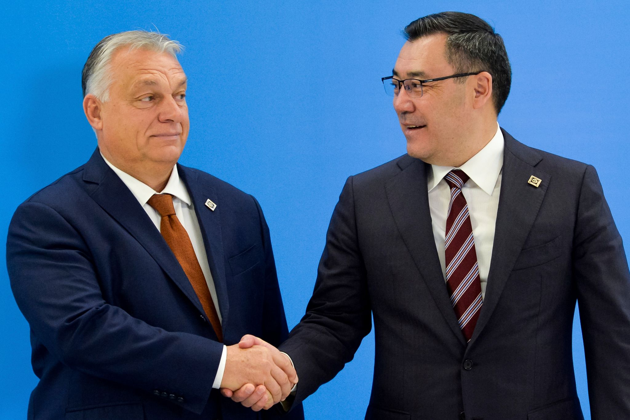 Ungarn Ministerpräsident Orban (l.) - hier im Bild mit dem kirgisischen Präsidenten Sadyr Dschaparow - äußert Zweifel, ob Europa die finanzielle und militärische Unterstützung für die Ukraine allein schultern könnte.