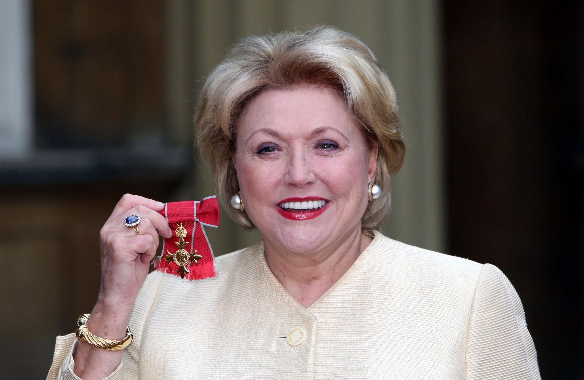 Barbara Taylor Bradford hat im Buckingham Palace in London den Orden «Member of the Most Excellent Order of the British Empire» erhalten. (Foto Archiv)