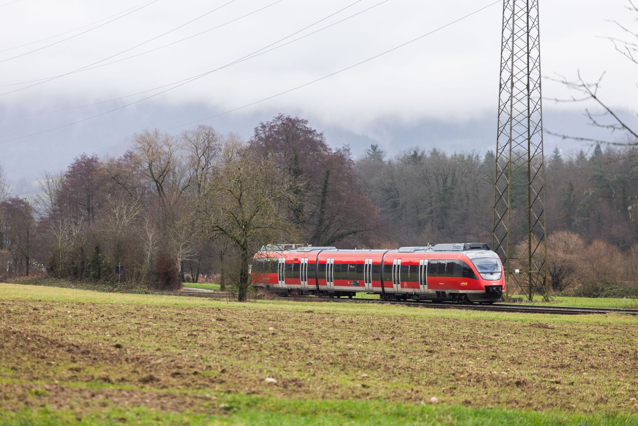 Auf rund einem Drittel des deutschen Schienennetzes können wegen fehlender Oberleitungen keine elektrischen Züge fahren. (Archivbild)