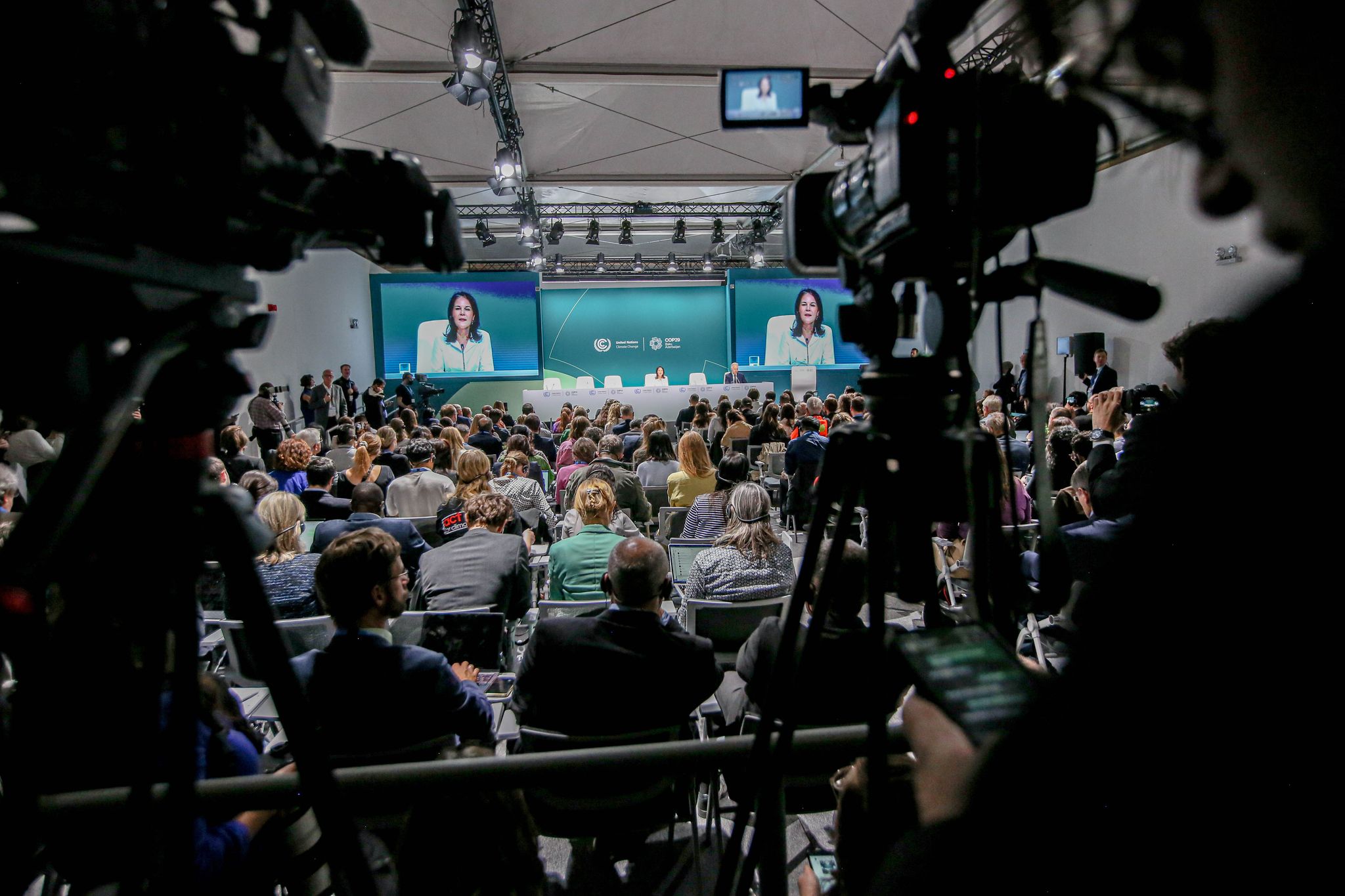 Volles Haus bei der Pressekonferenz Baerbocks auf der Klimakonferenz.