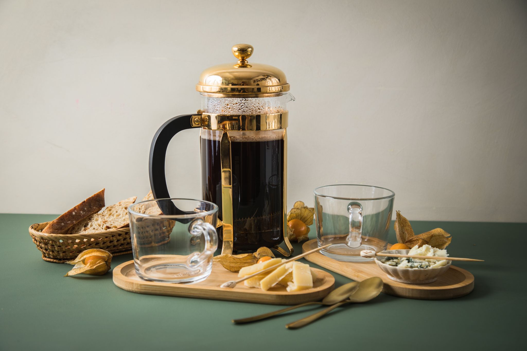 Starker Kaffee harmoniert vor allem mit kräftigen Käsesorten. So betont ein mittelstark gerösteter Arabica mit Schokoaroma und einem vollmundigen Gefühl am Gaumen herzhaften Gruyère oder Blauschimmelkäse.