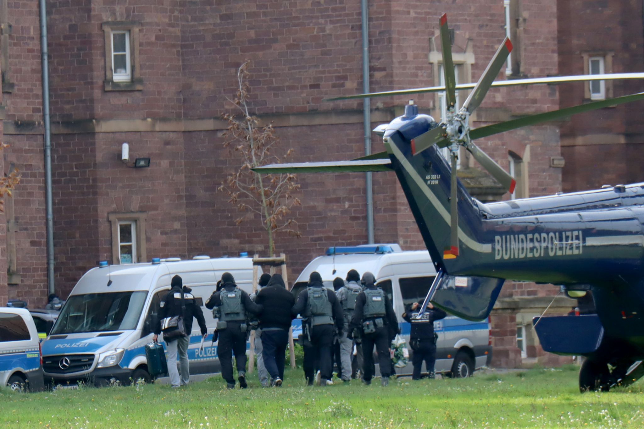 Verdächtige werden zum Ermittlungsrichter am Bundesgerichtshof gebracht.