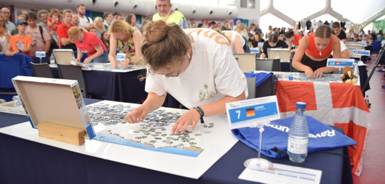 Foto: Katharina Reiner, die siebtbeste Puzzlerin der Welt bei den Weltmeisterschaften in Spanien. Foto: Ravensburger