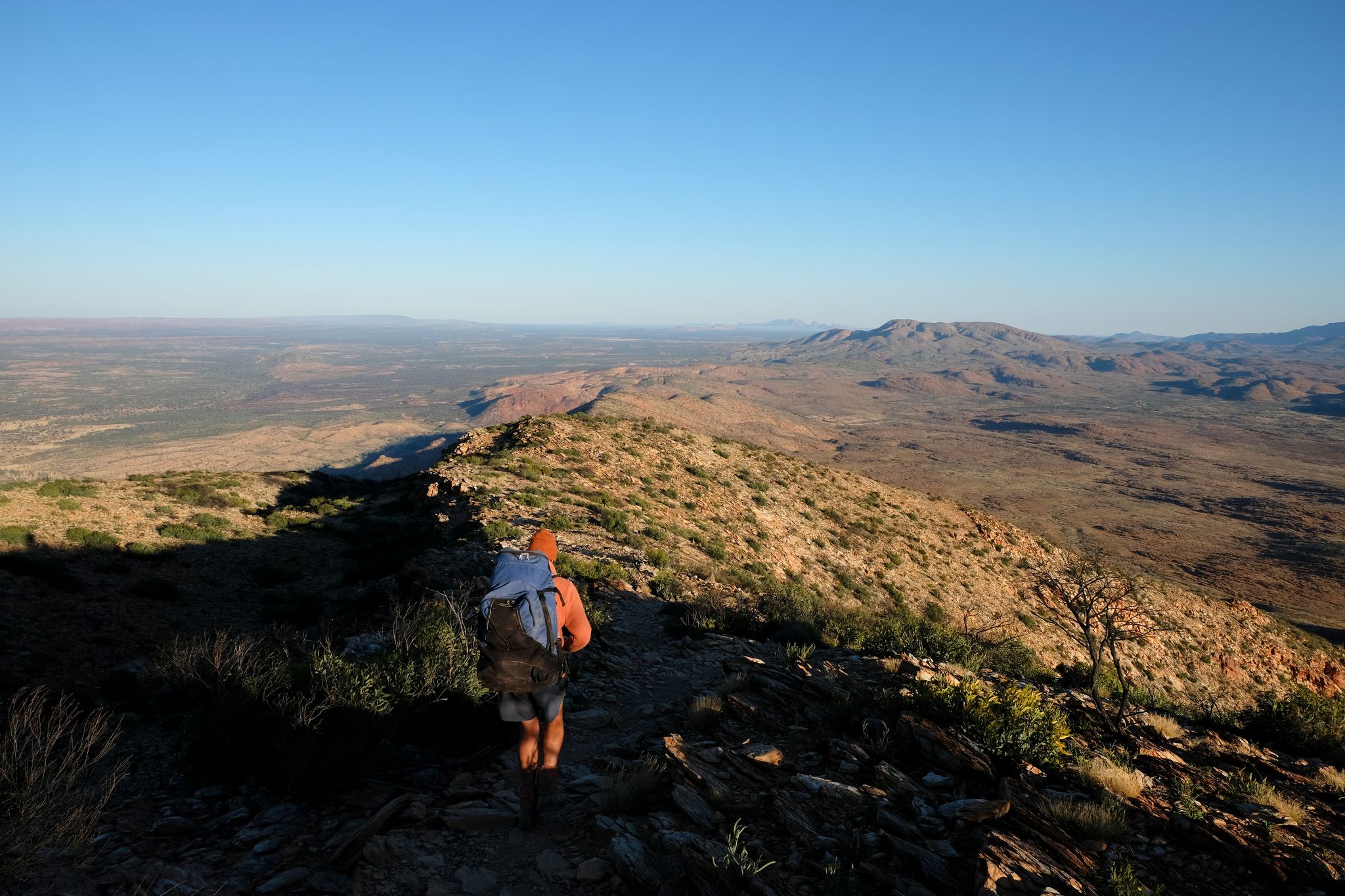 Wie die Savanne Afrikas: Ausblick beim Abstieg vom Mount Sonder.