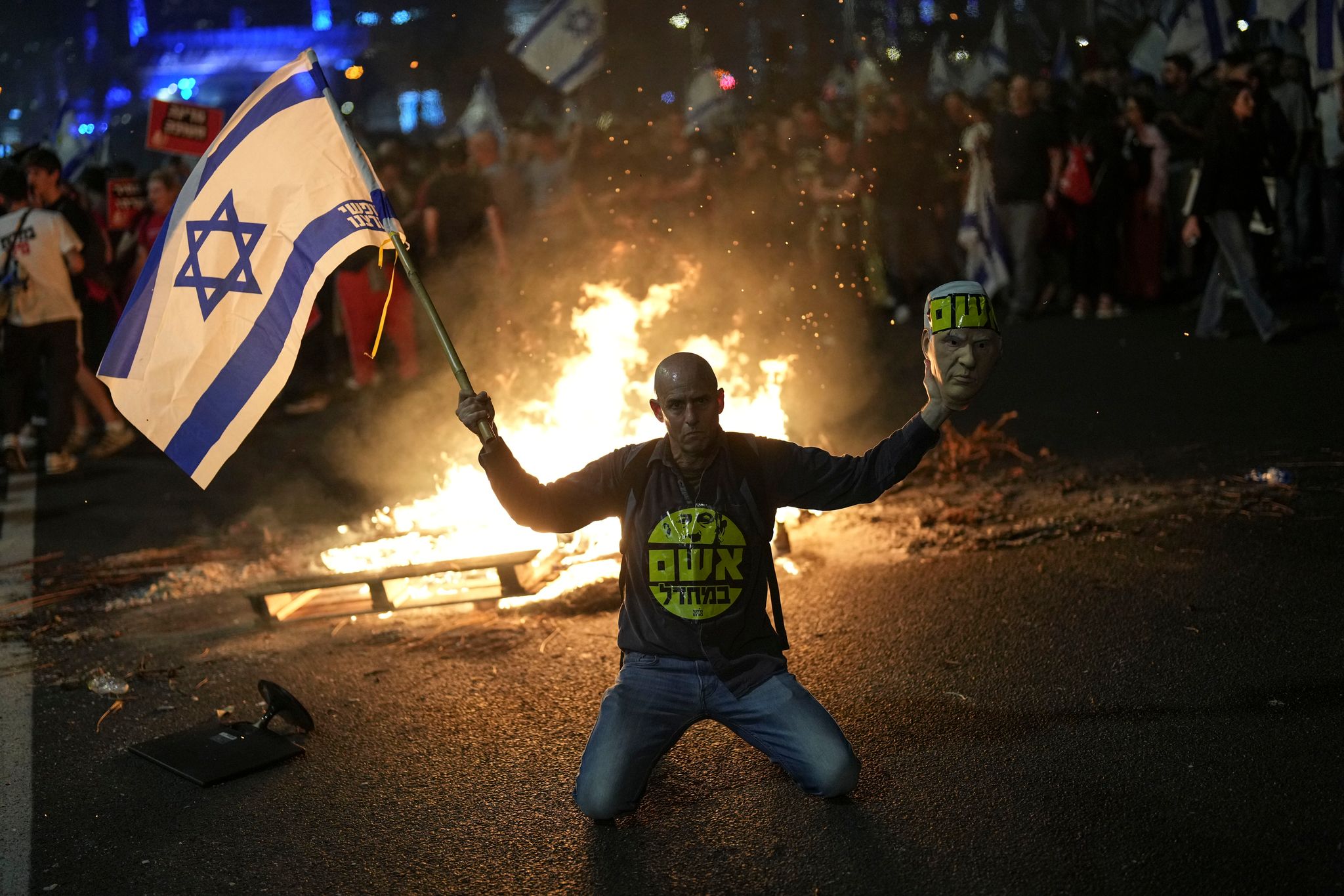 Zahreiche Menschen in Israel gingen nach der Entlassung von Verteidigungsminister Galant auf die Straße.