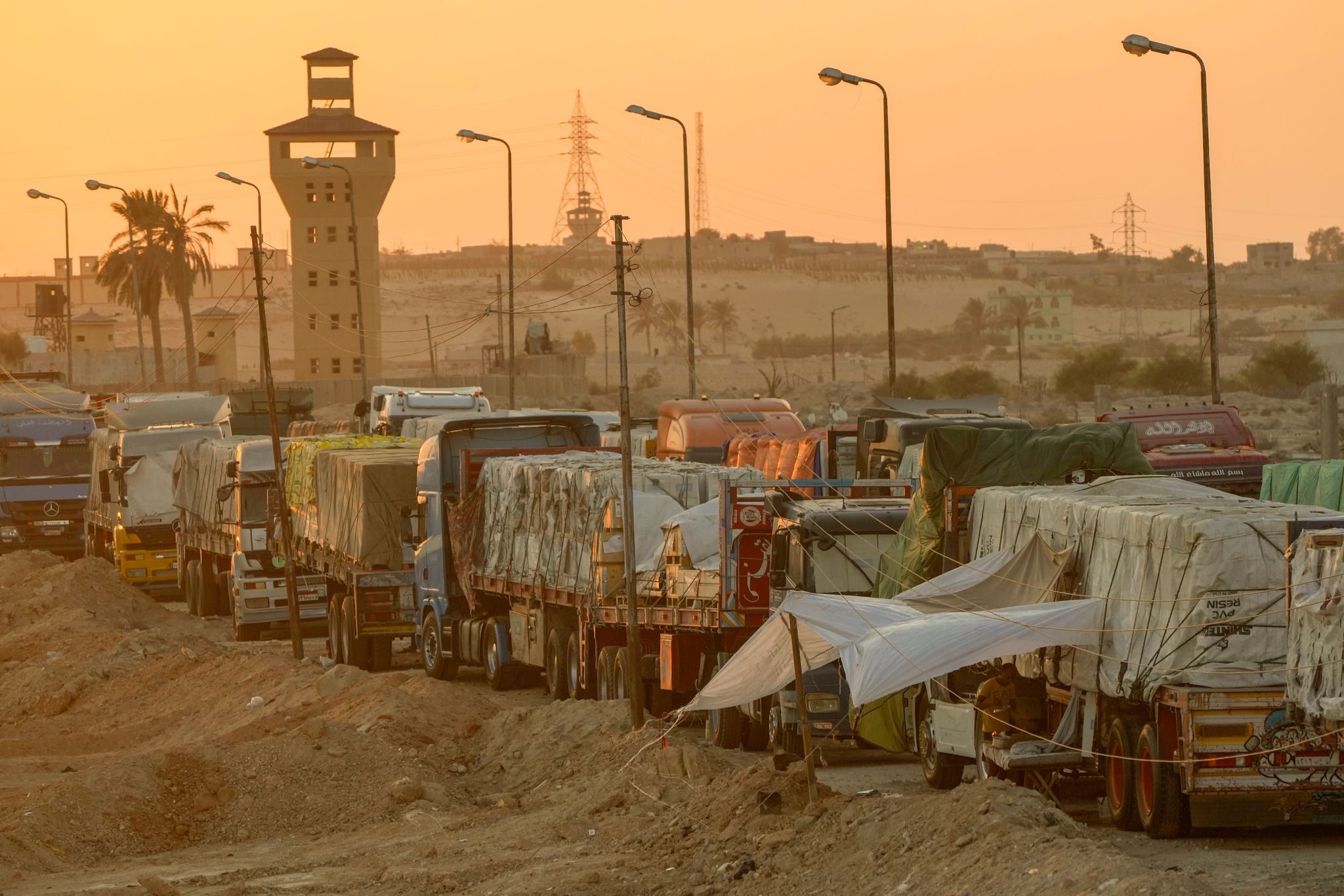 Der Transport von Hilfsgütern zu den notleidenden Menschen im Gazastreifen so wie auf diesem Archiv-Foto vom vergangenen September zu sehen, ist riskant. Nun wurde ein Konvoi mit mehr als 100 Lastwagen geplündert.