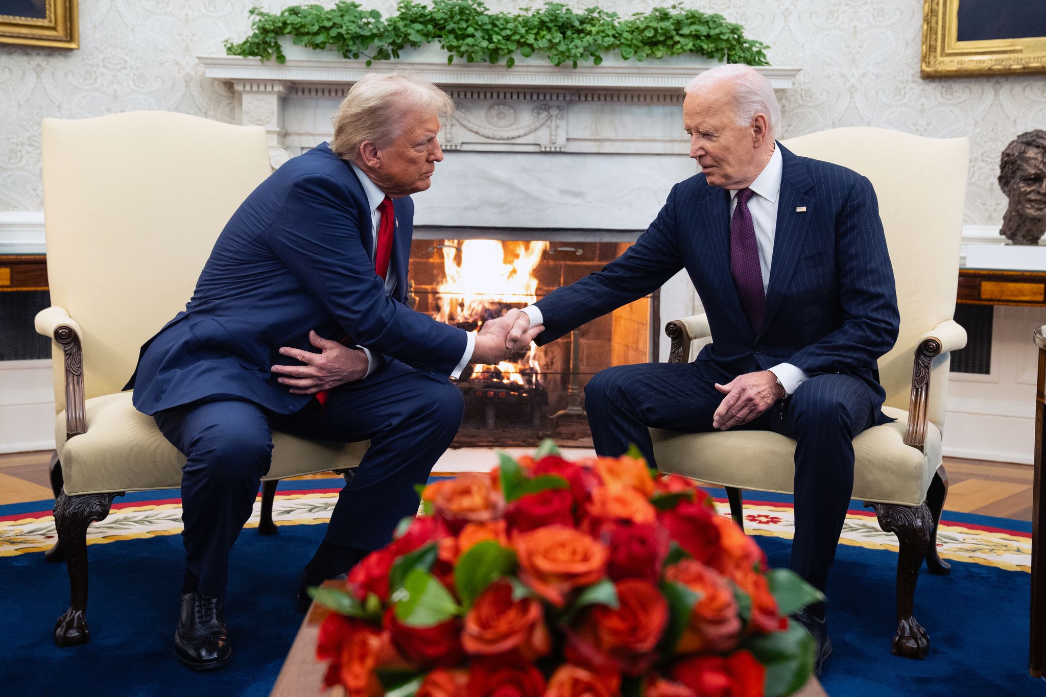 Biden begrüßt Trump mit einem Handschlag im Weißen Haus.