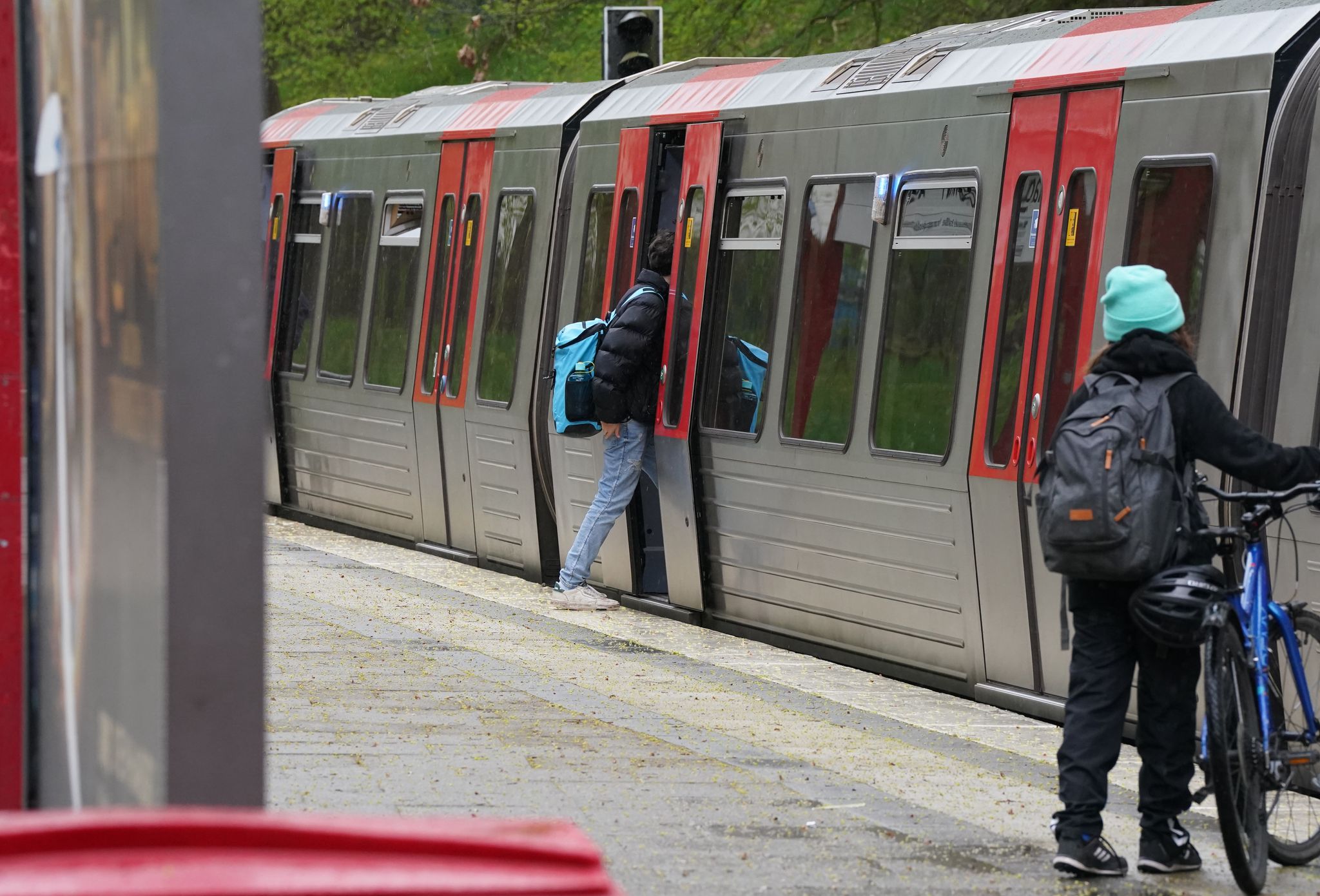 Über das Fortbestehen des Deutschlandtickets für Busse und Bahnen des Nah- und Regionalverkehrs wird seit seiner Einführung im Mai 2023 immer wieder gestritten. (Archivbild)