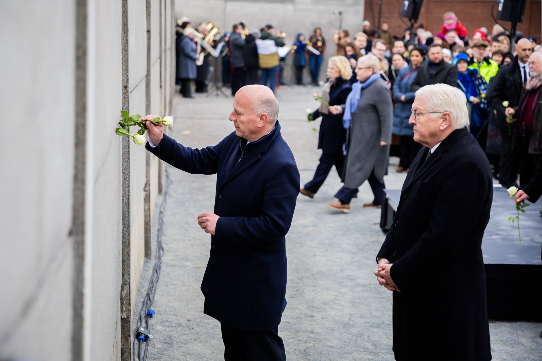 Rosen im Gedenken an die Maueropfer