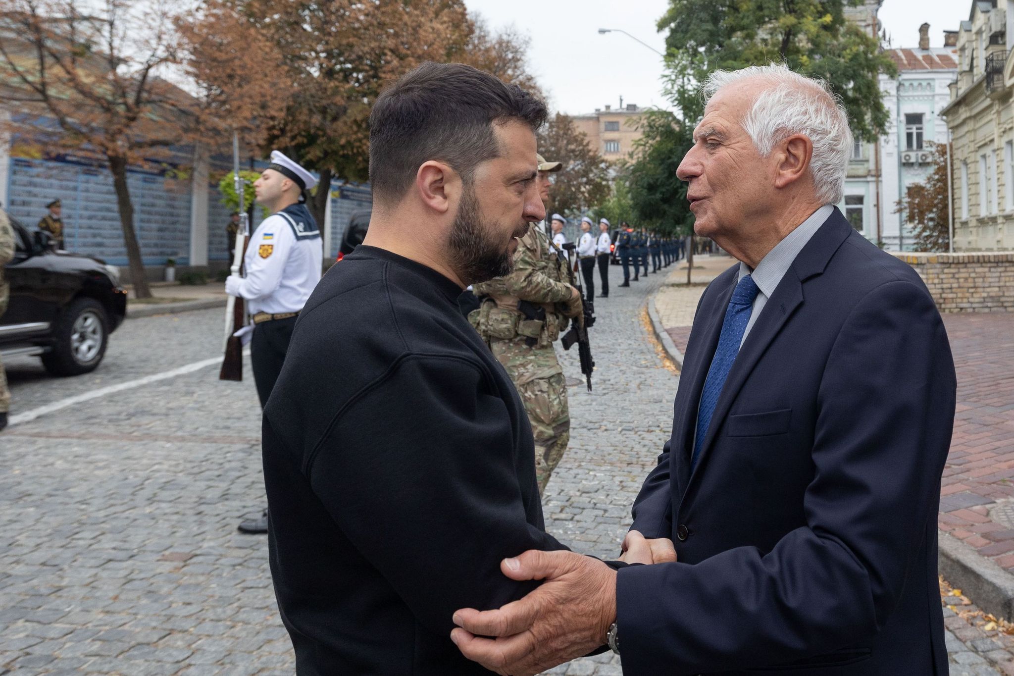 Josep Borrell war bereits mehrfach in der von Russland angegriffenen Ukraine, um dem Land die Solidarität der EU zu versichern. (Archivbild)