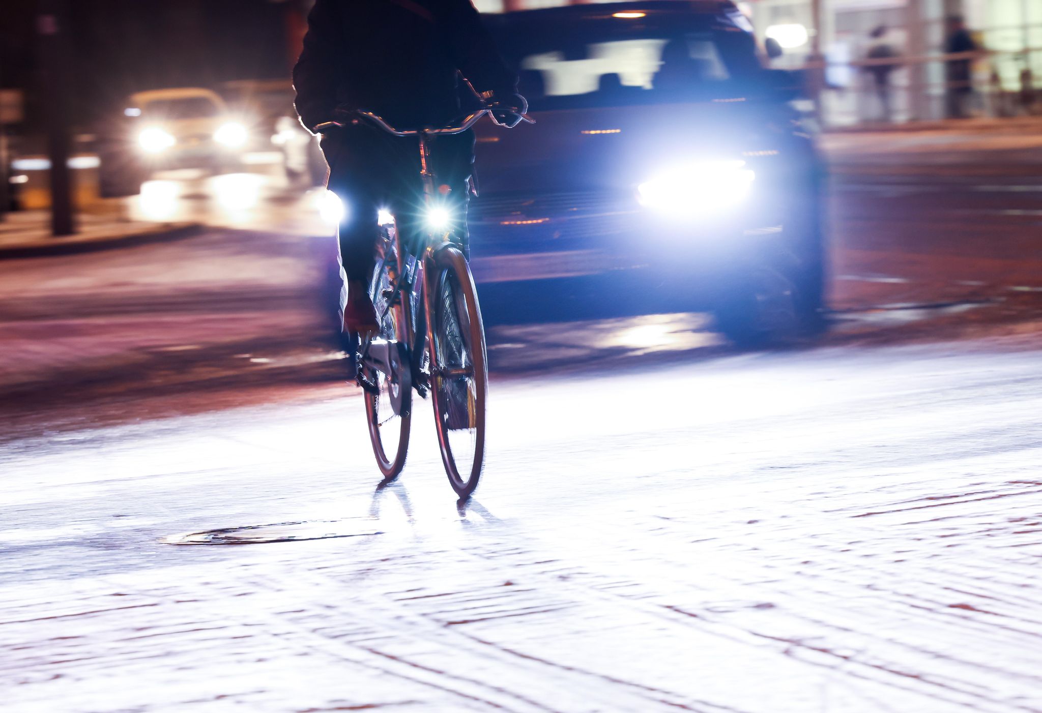 Ob mit Auto, Rad oder Bahn: Schneefall und Glätte sind keine Entschuldigung dafür, zu spät zur Arbeit zu erscheinen.