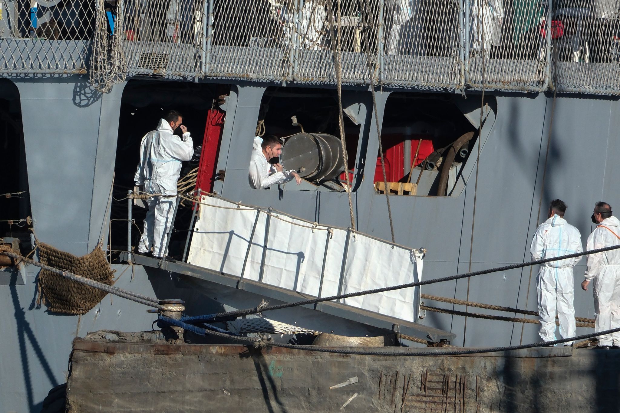 Ein italienisches Schiff brachte die Migranten am Freitag nach Albanien, damit dort von italienischen Beamten über ihre Asylanträge entschieden werden kann. (Archivbild)