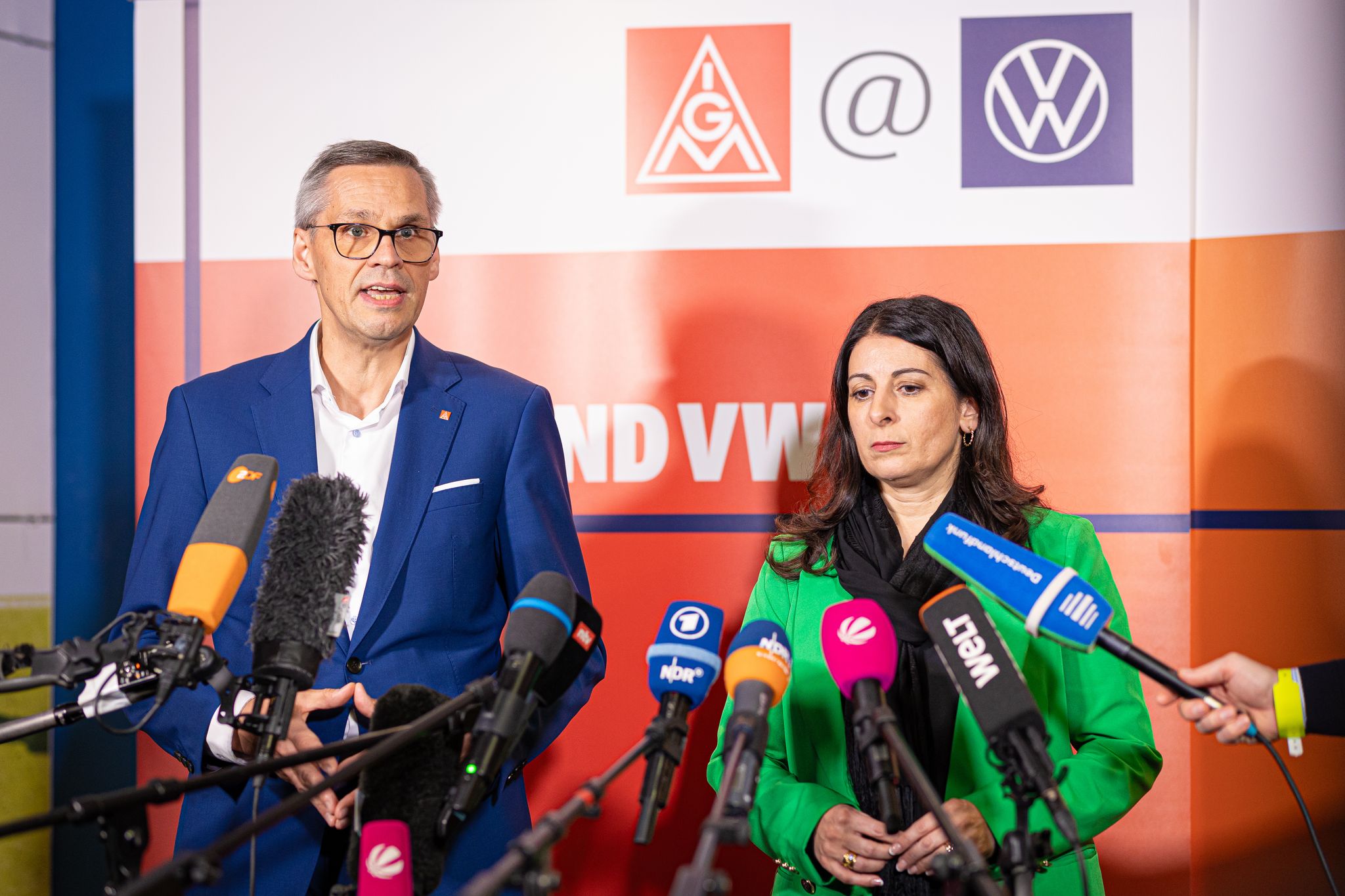 IG-Metall-Bezirksleiter Thorsten Gröger und Betriebsratschefin Daniela Cavallo wollen sich bis Weihnachten mit VW einigen. (Archivbild)