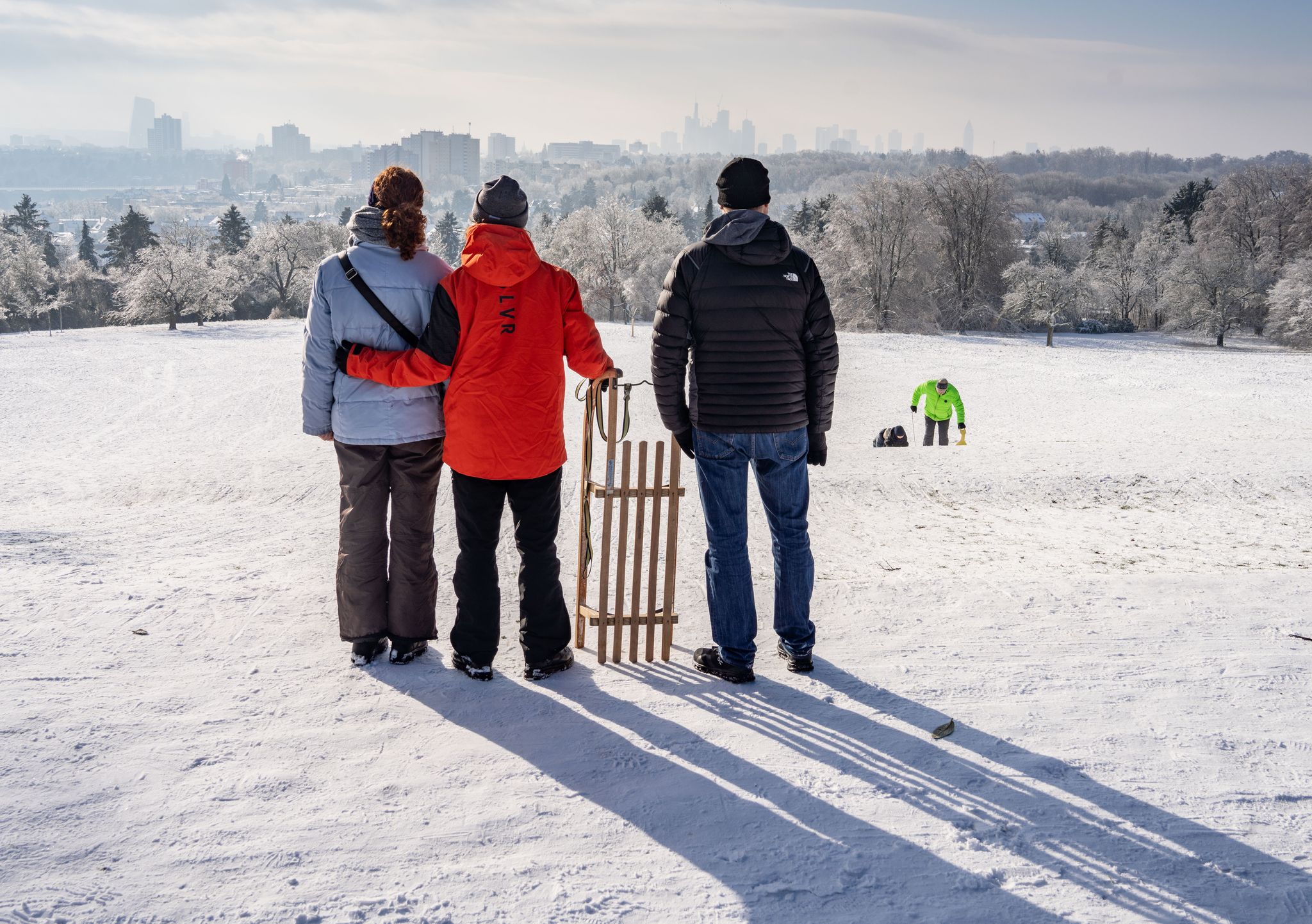 Beim ersten Schnee geht es für viele zum Rodelhang um die Ecke.