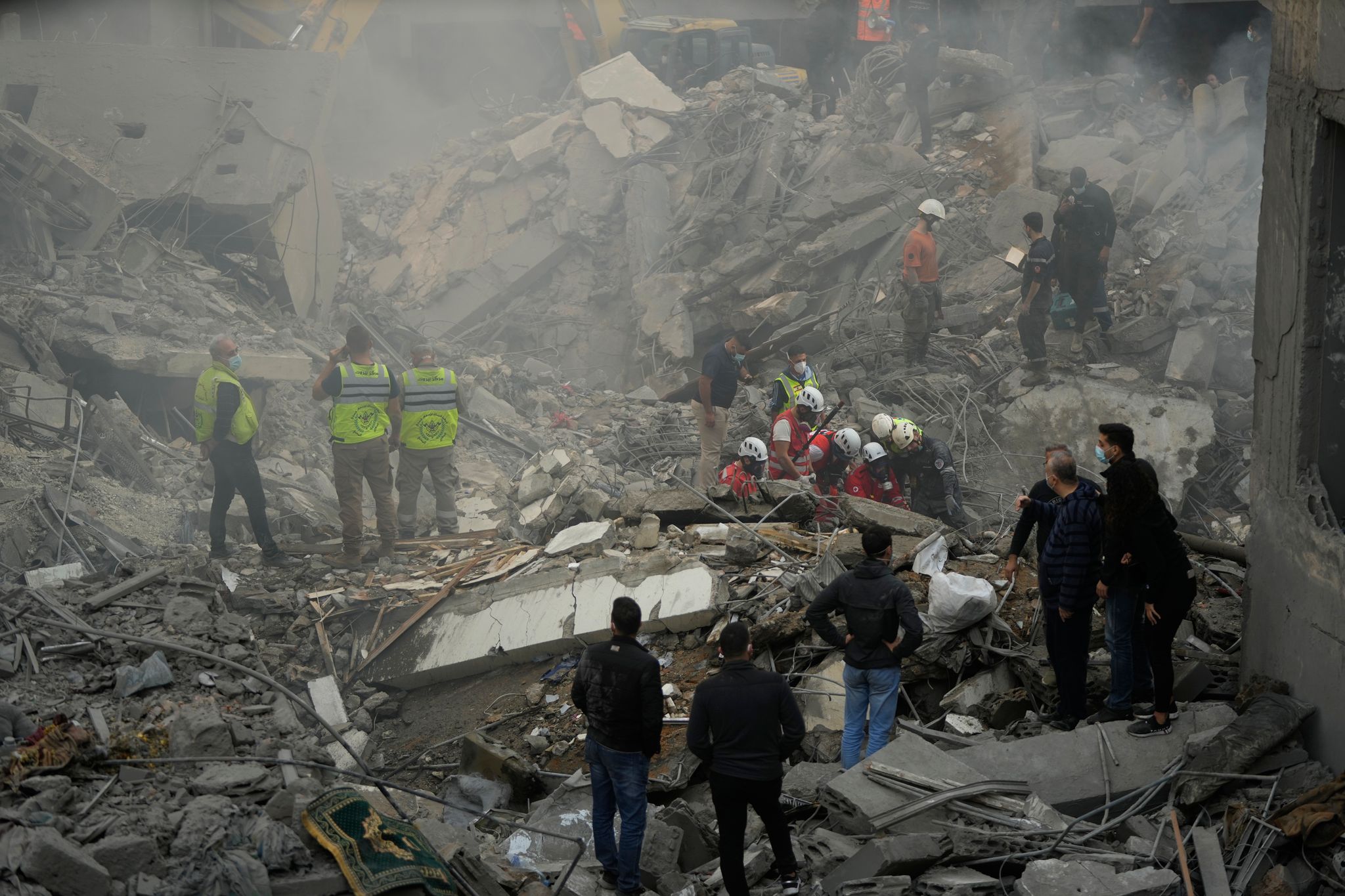 Die Rettungsarbeiten dauern nach dem Angriff, der das Zentrum von Beirut traf, an.