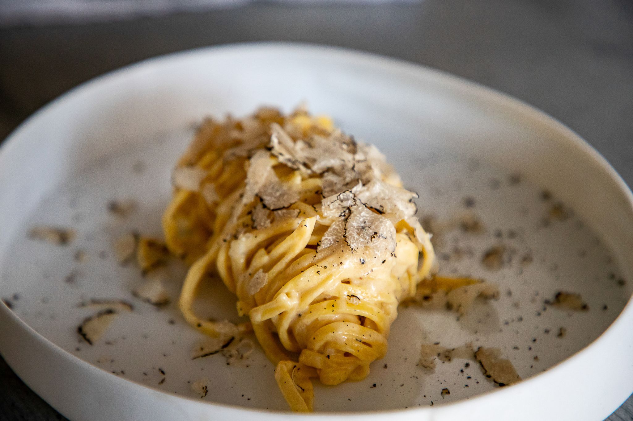 Hier ist der Trüffel der Star und braucht nicht viel Beiwerk: Über die Tagliatelle wird der Trüffel hauchdünn geraspelt.