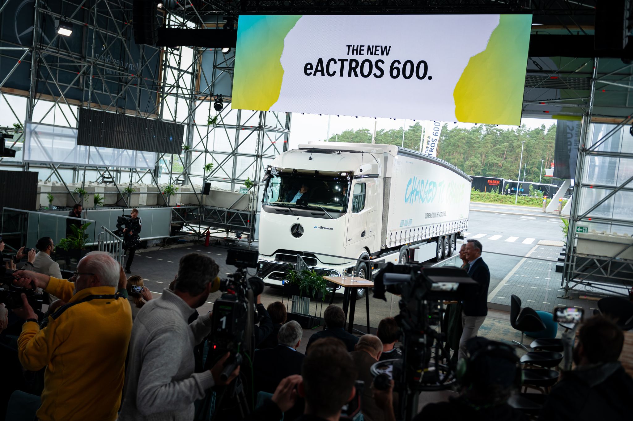 Im Herbst 2023 wurde der neue E-Lkw vorgestellt. Nun ist bei Daimler Truck die Serienfertigung angelaufen. (Archivbild)