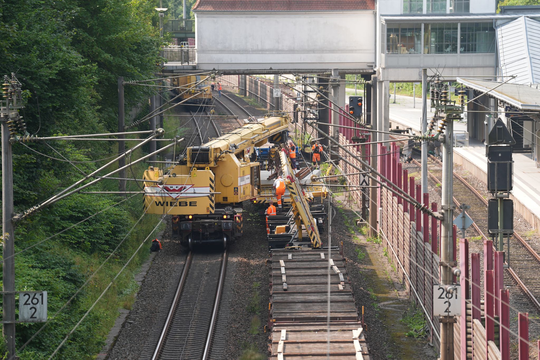 Schon jetzt wird auf der Strecke zwischen Hamburg und Berlin fleißig gebaut - im kommenden Jahr ist der Korridor erneut gesperrt. (Archivbild)