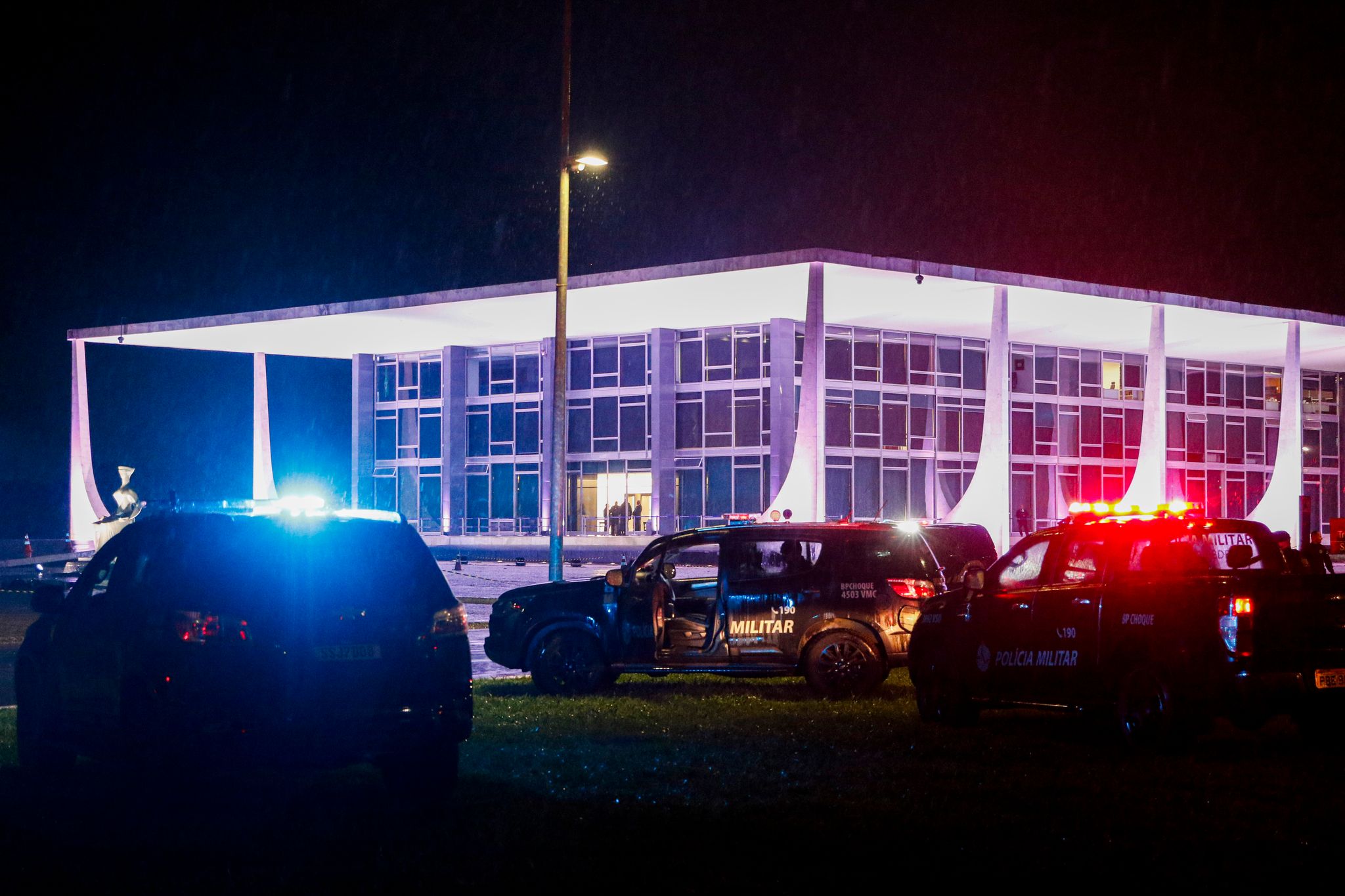 Sicherheitskräfte riegeln nach den Explosionen den Obersten Gerichtshof in Brasília ab.