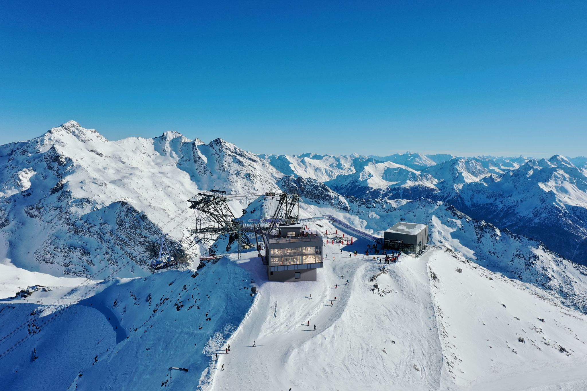 Neuer Erlebnisort in den 3 Vallées: Auf dem Gipfel der Cime de Caron eröffnet im Dezember 2024 Caron3200.