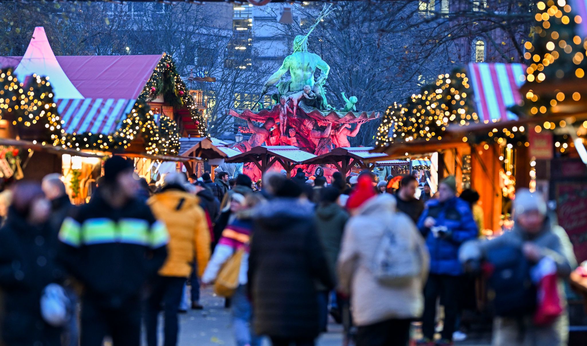 Taschendiebe nutzen den Trubel auf Weihnachtsmärkten gerne aus, um an Bargeld und Zahlungskarten zu kommen.