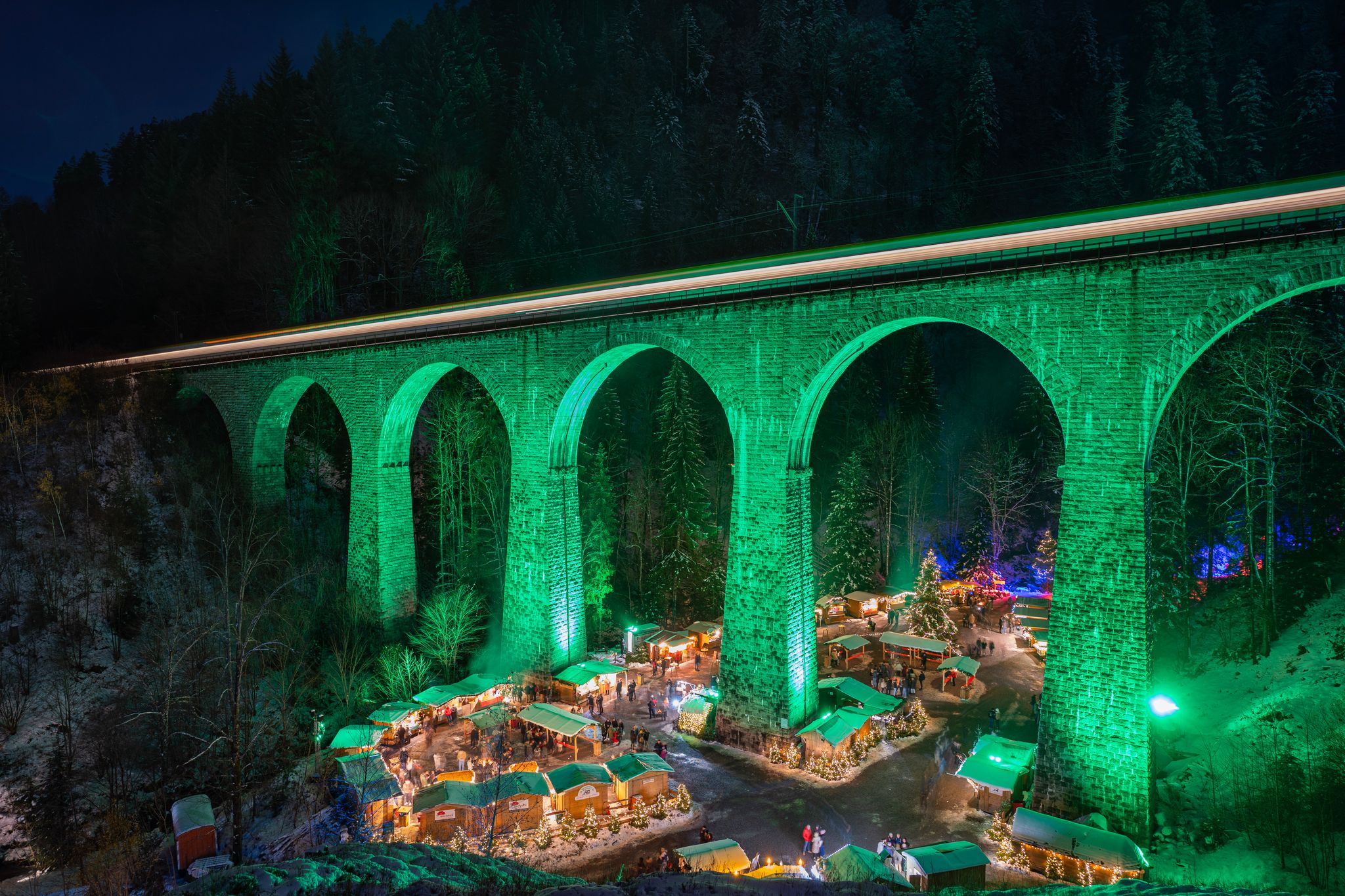 Illuminiertes Viadukt: Die Brücke der Höllentalbahn bietet eine einzigartige Kulisse für den Weihnachtsmarkt in der Ravennaschlucht.