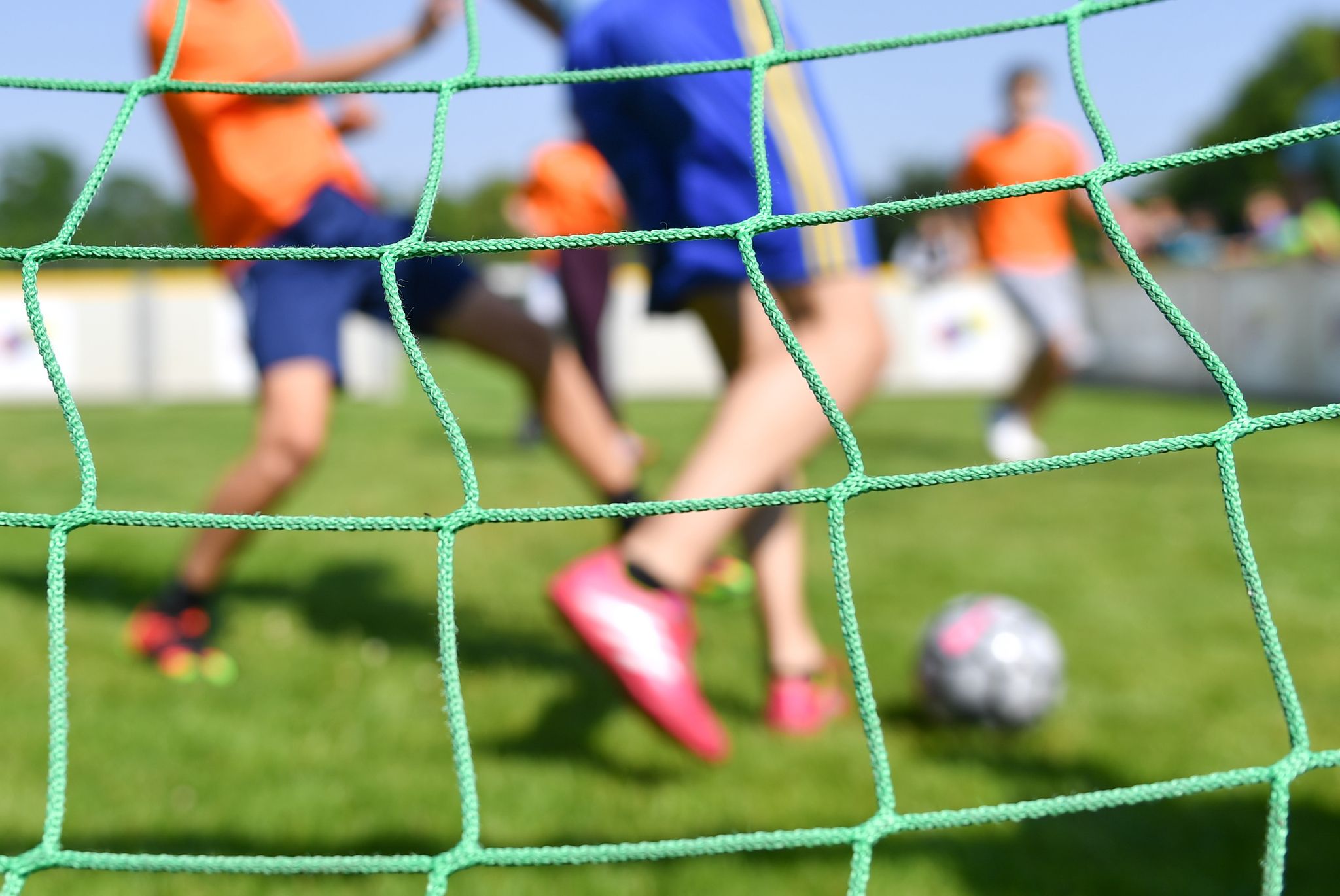 Teamgeist auf dem Spielfeld: Hobbys wie Fußball können Soft Skills wie Zusammenarbeit und Kommunikation unterstreichen.