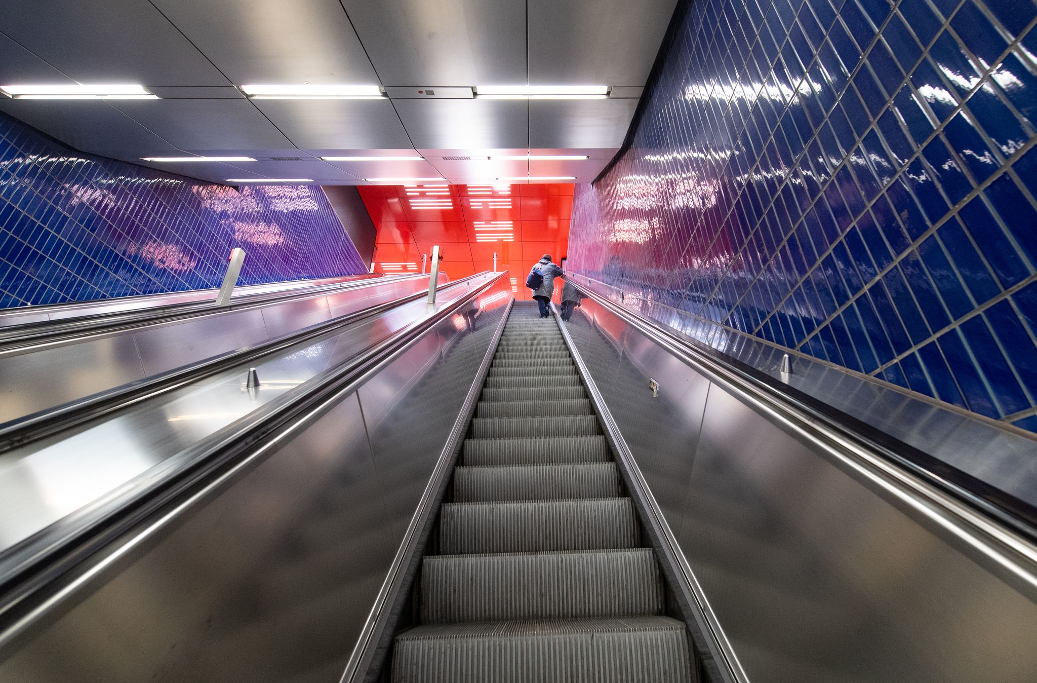 Von Verkehrsbetrieben kann nicht verlangt werden, dass die Zugänge zu den U-Bahnhöfen jederzeit so laubfrei sind, wie auf diesem Bild.