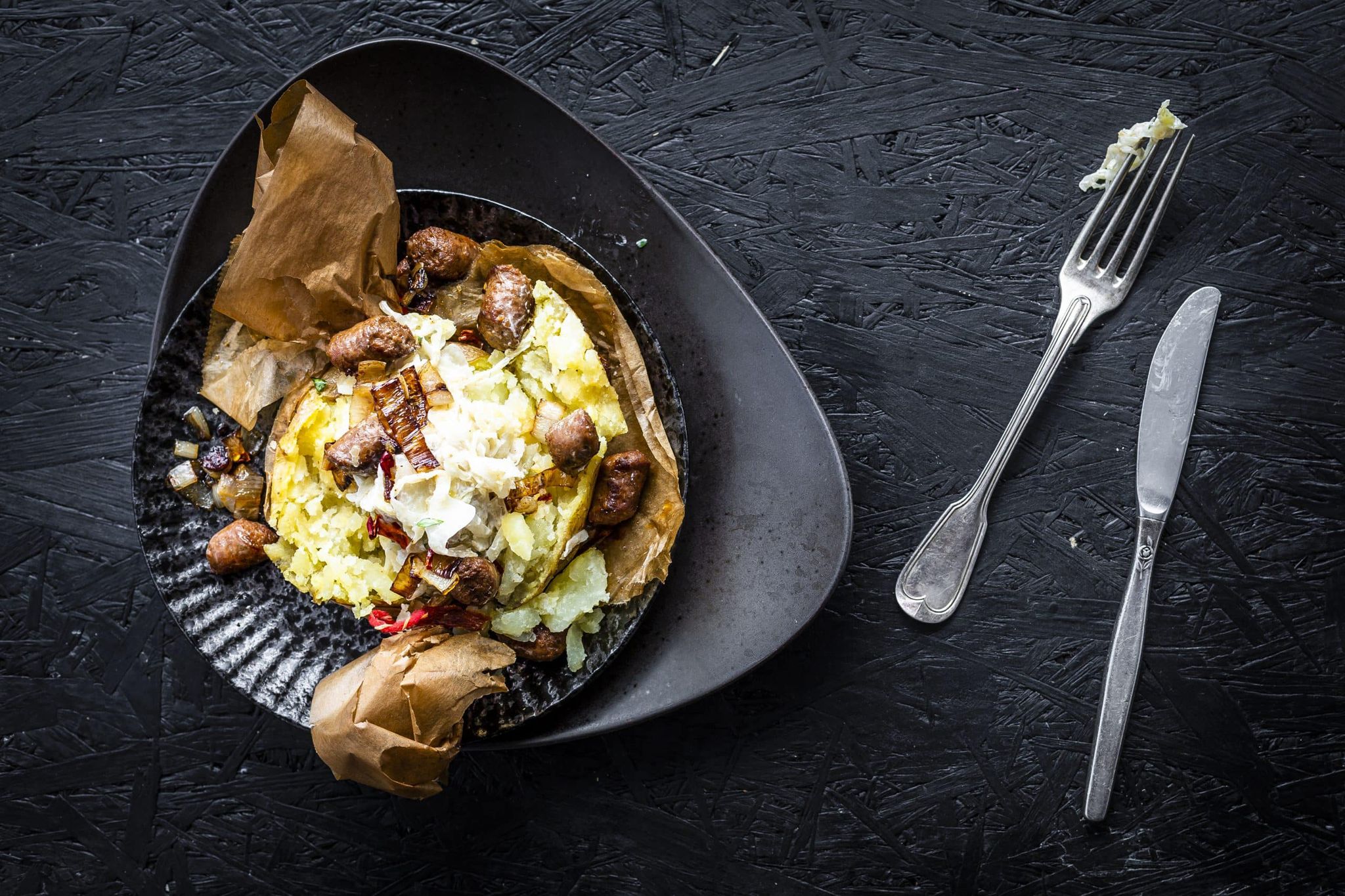 Kumpir ist ein typisches türkisches Streetfood. Mit Merguez und Sauerkraut wird aus der Ofenkartoffel ein würzig-frisches Gericht.