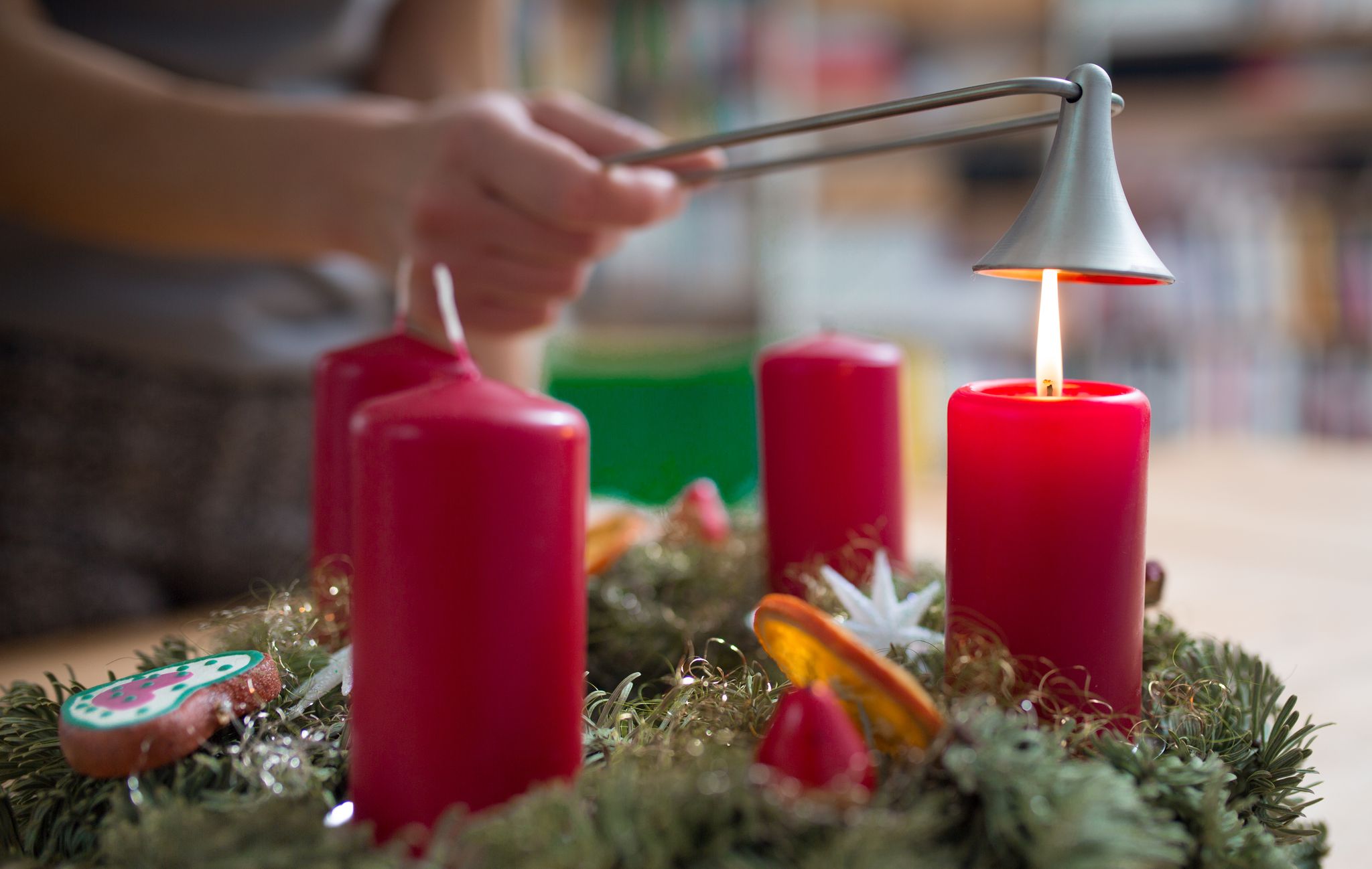 Die Kerzen auf dem Adventskranz sollten nur dann brennen, wenn man im selben Raum ist.