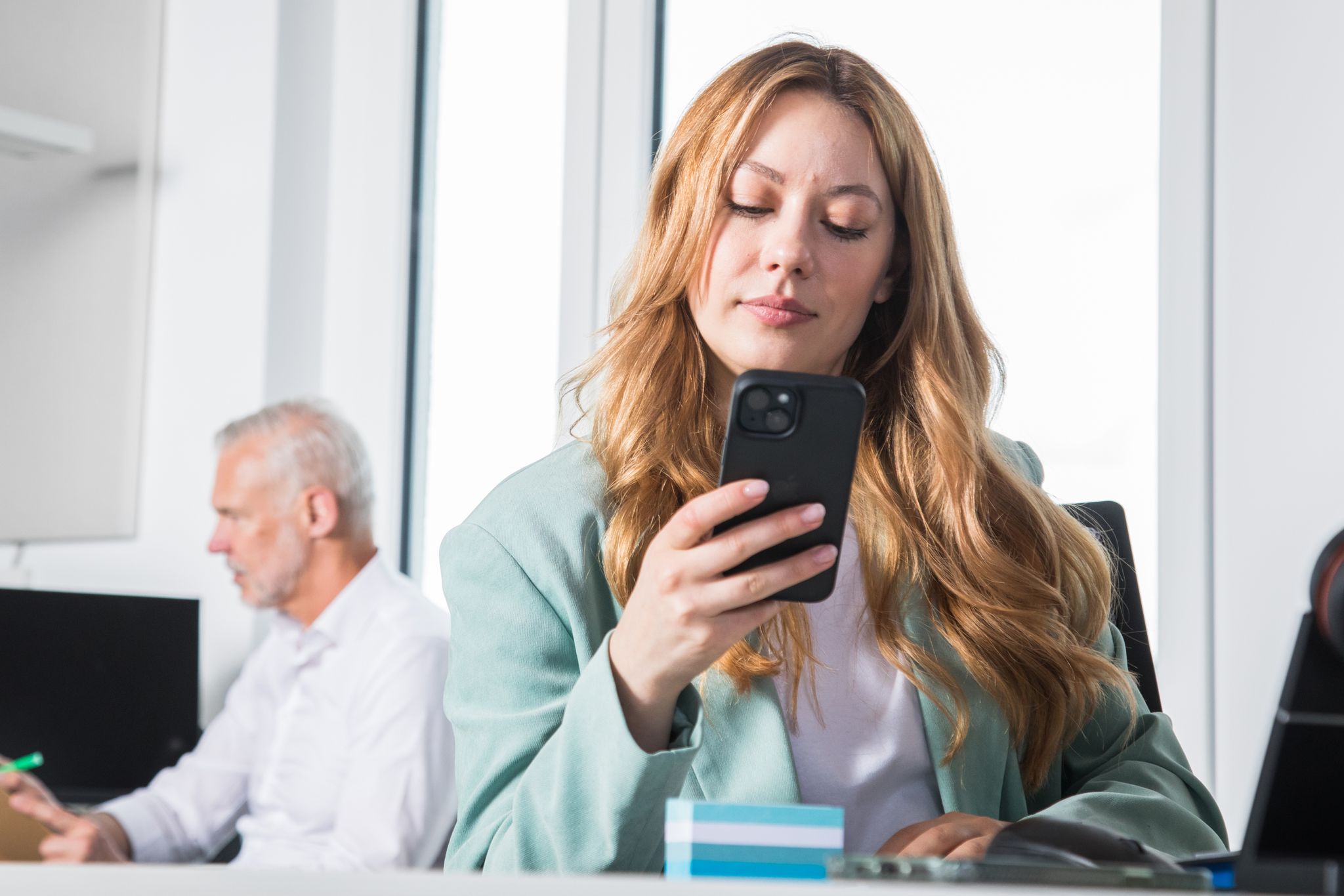 Soziale Medien am Arbeitsplatz sollten mit Bedacht genutzt werden: Exzessive Nutzung kann als Arbeitszeitbetrug gelten und zu Konsequenzen wie Abmahnungen oder Kündigung führen.