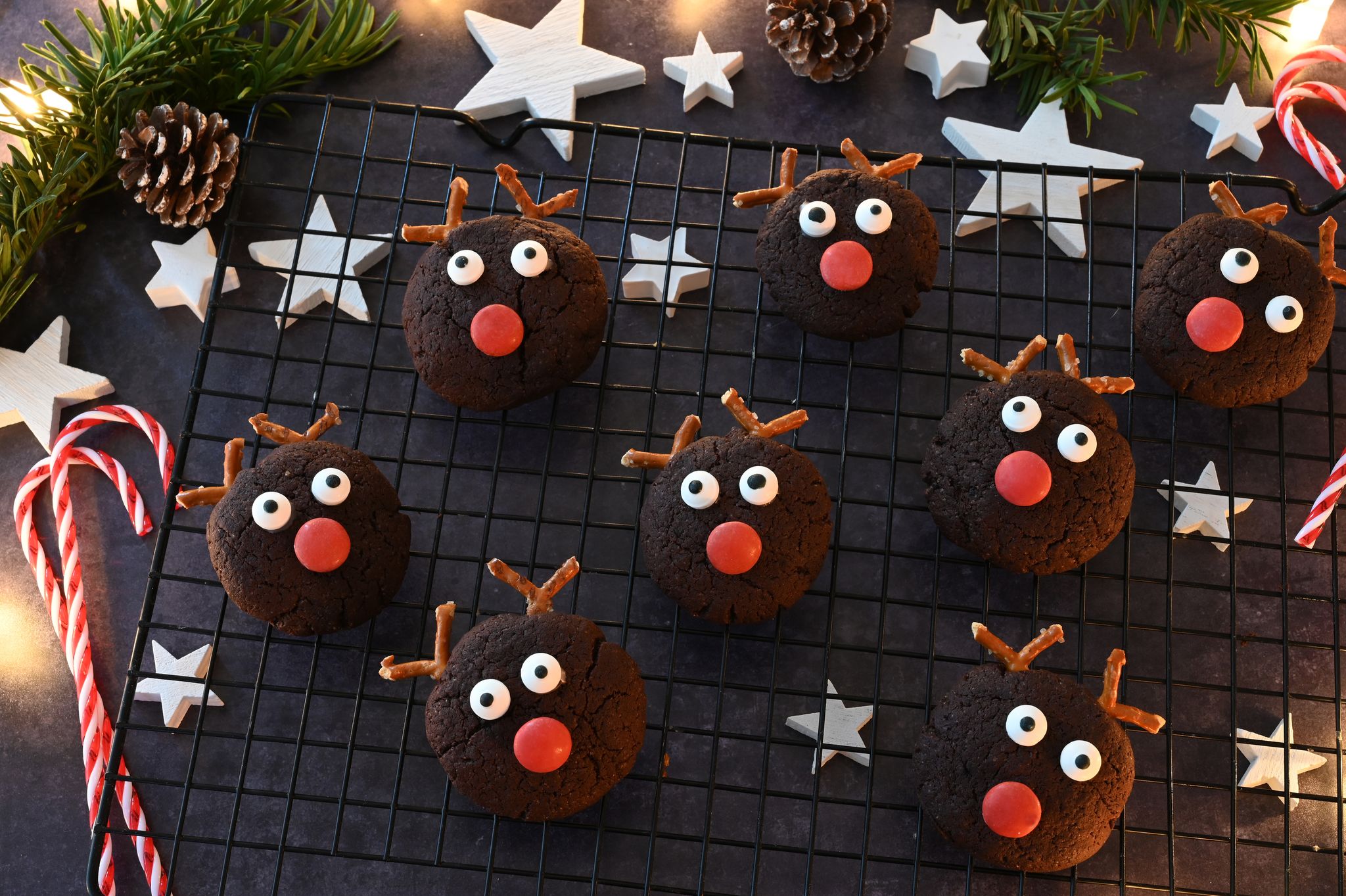 Rot leuchtet die Nase vom Schokokeks-Rudolph. Die Plätzchen passen gut in die Advents- und Weihnachtszeit und sind ganz leicht zu backen.