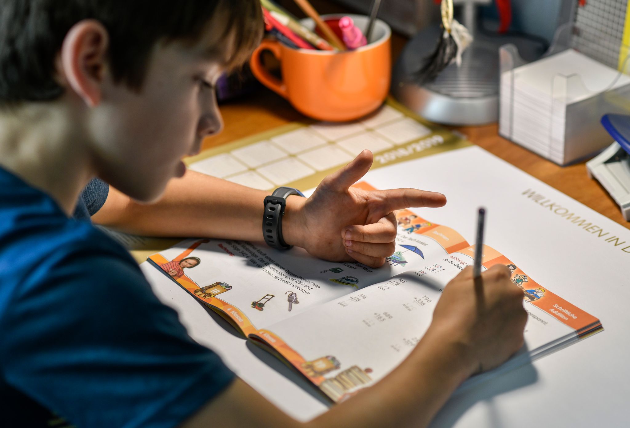 Weniger Stress mit Zeitmanagement: Ein strukturierter Wochenplan hilft Kindern, ihren Alltag besser zu organisieren und Stress zu vermeiden.