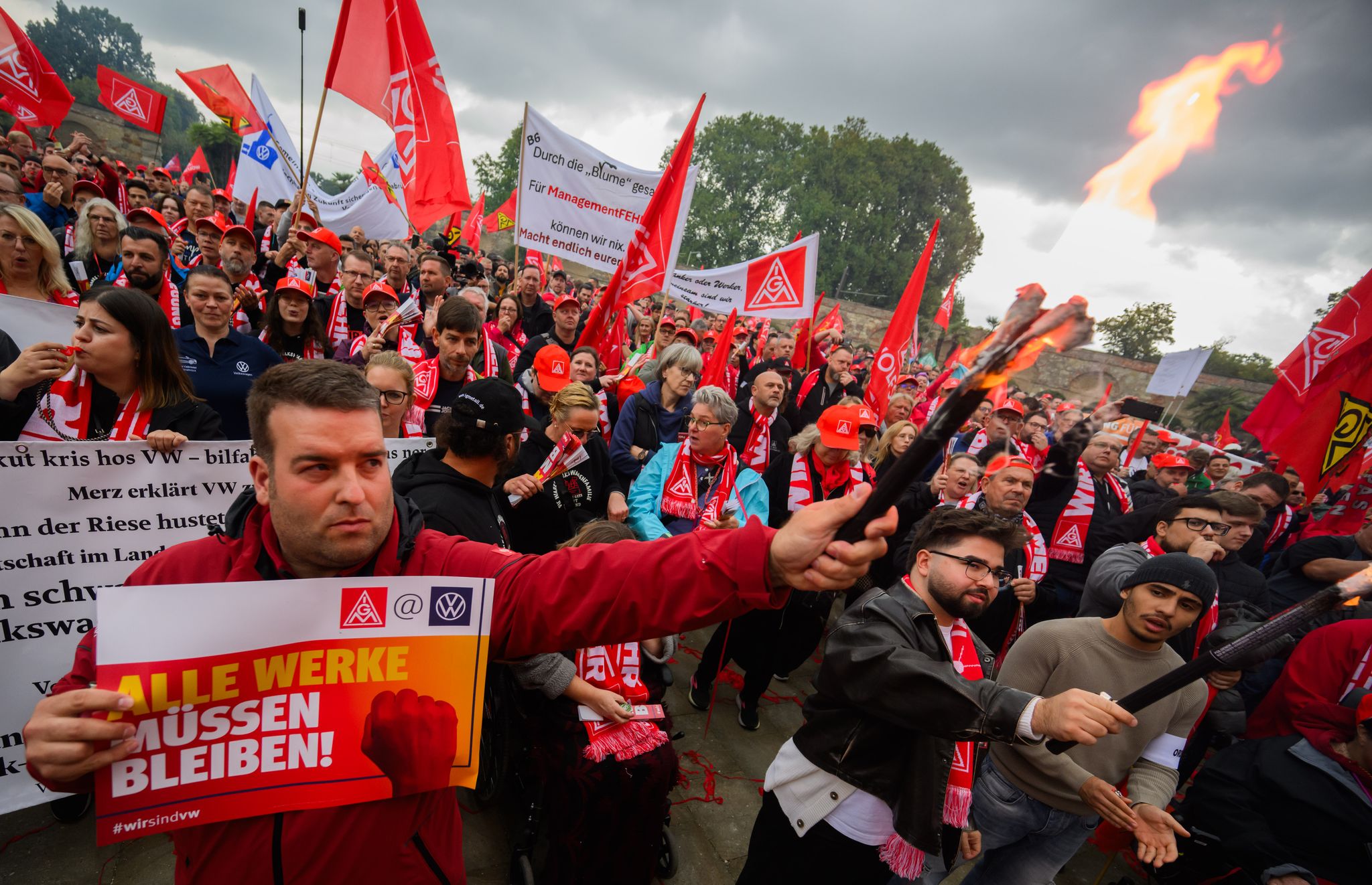 Bereits zur ersten Tarifrunde bei VW protestierten im September Tausende Metaller in Hannover vor dem Verhandlungssaal. (Archivbild)