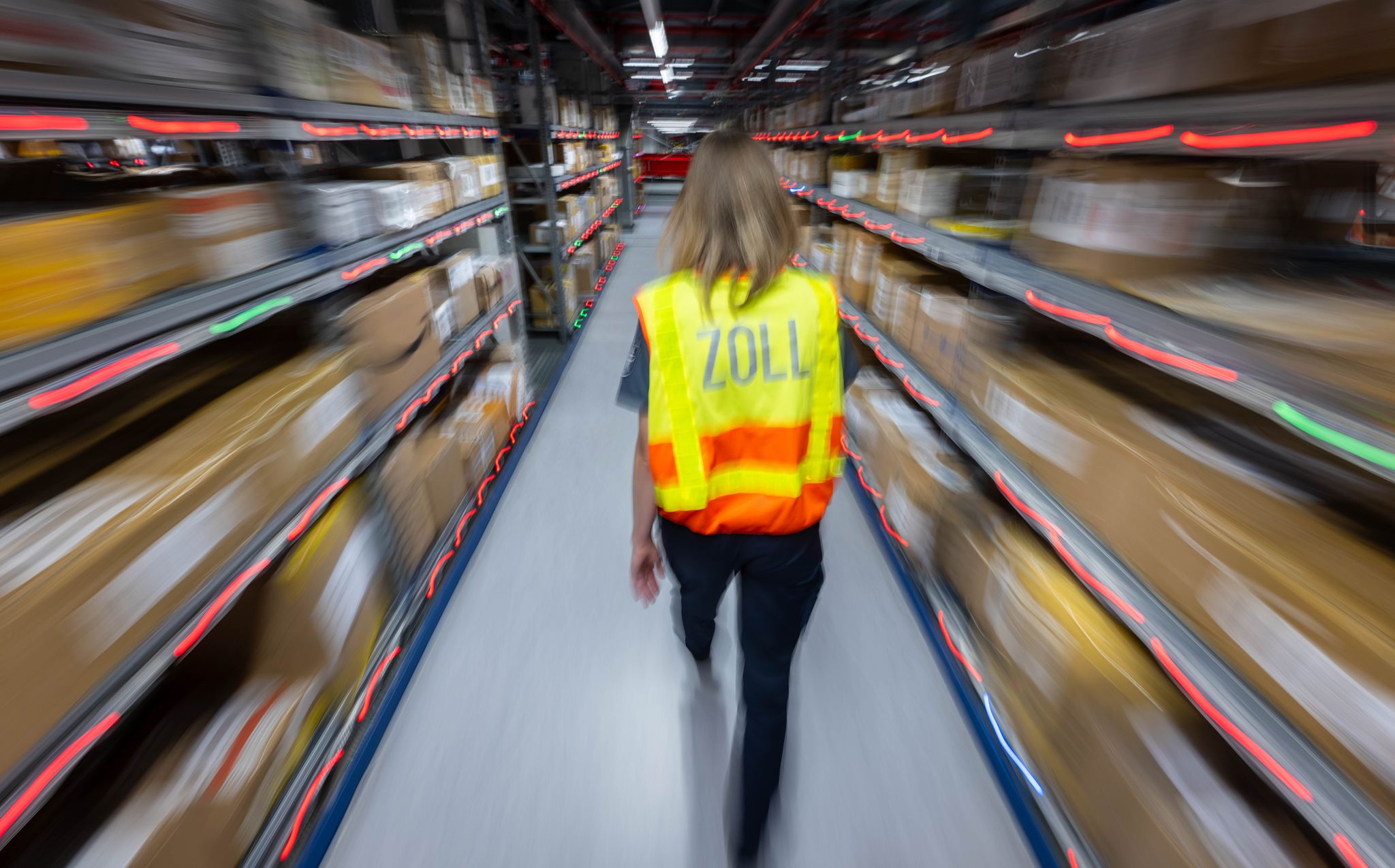 Postsendungen aus dem Ausland unterliegen strengen Verboten und Beschränkungen. Wer dagegen verstößt, muss damit rechnen, dass das Paket vom Zoll beschlagnahmt wird.