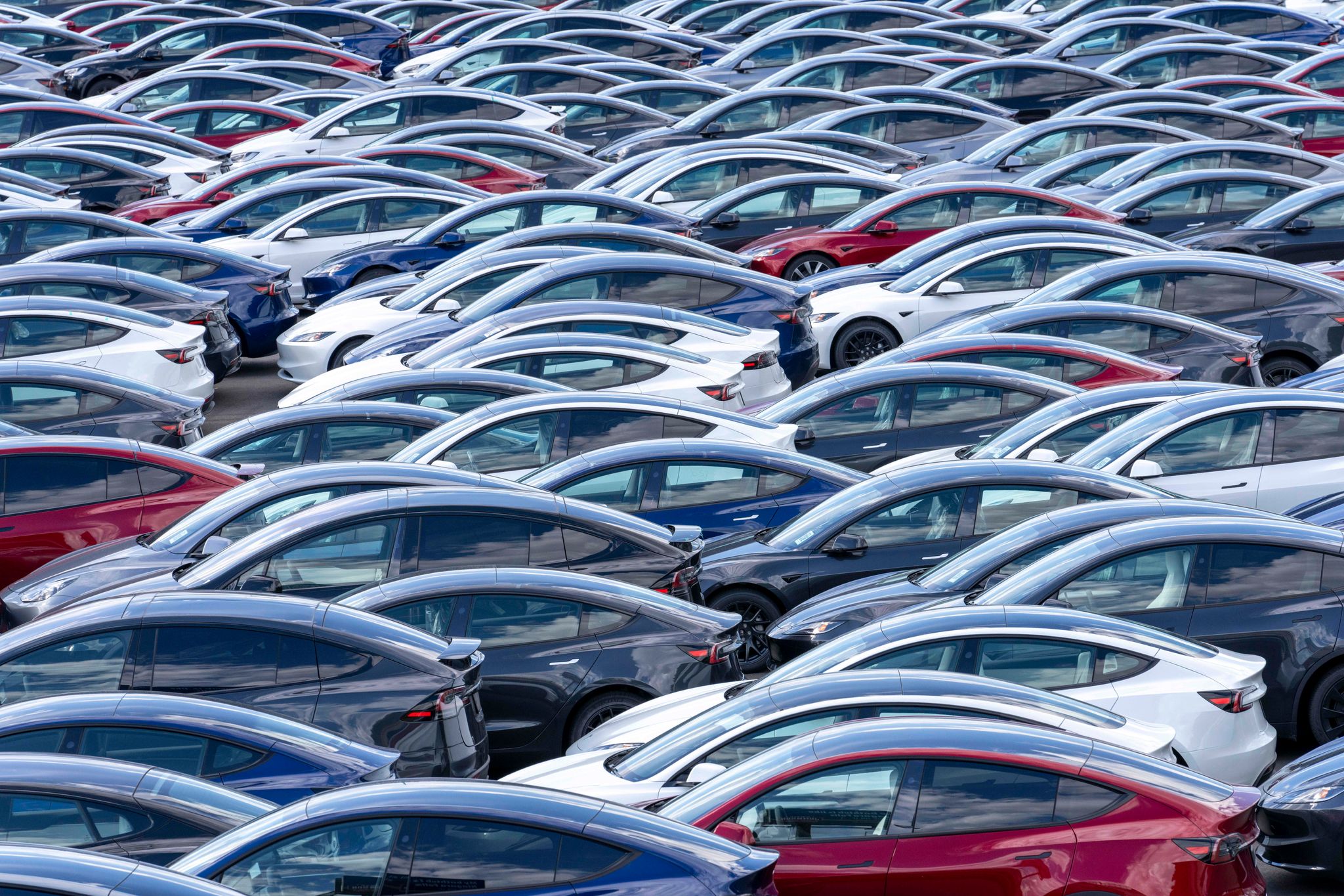 Teslas: Im deutschen Markt für reine Elektroautos fällt die Marke derzeit zurück. (Archivbild)