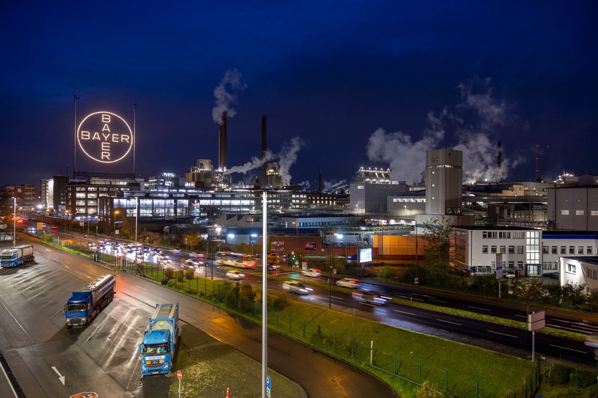 Das Bayer-Kreuz, das Logo des Unternehmens, leuchtet auf dem Werksgelände von Bayer in Leverkusen.