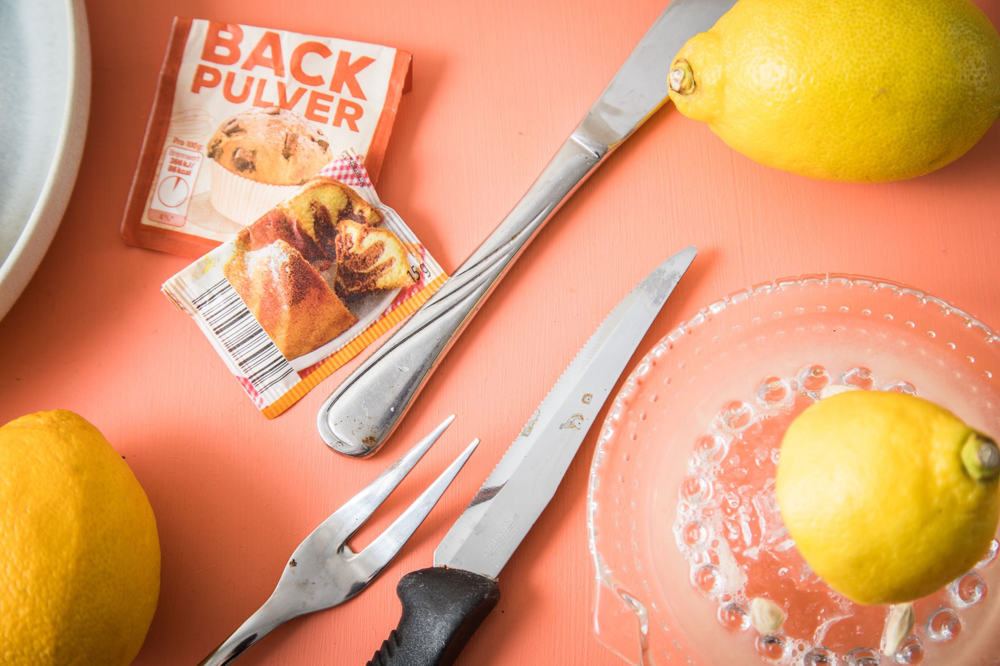 Man braucht: Zitronensaft und Backpulver.