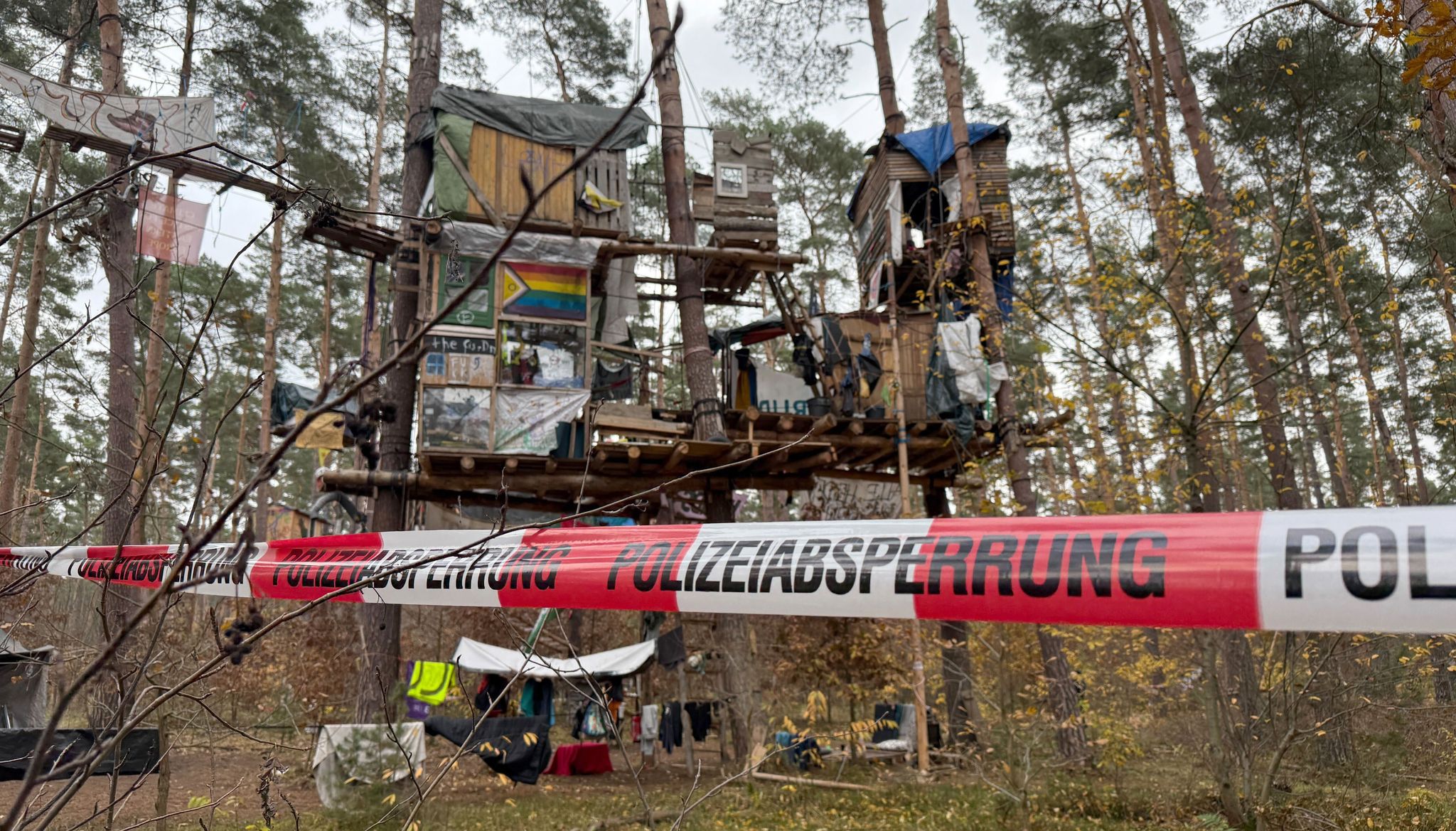 Die Polizei ist seit Montag im Tesla-Protestcamp im Wald in Grümheide im Einsatz.