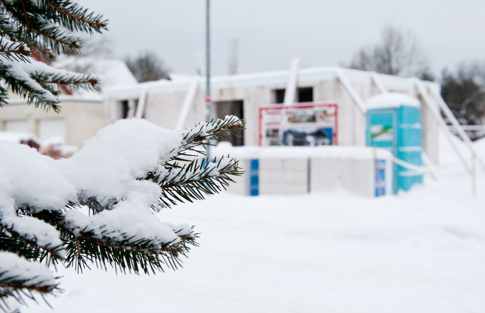 In der kalten Jahreszeit sollten Bauherren aktiv darauf achten, dass ihre Baustelle winterfest gesichert ist.