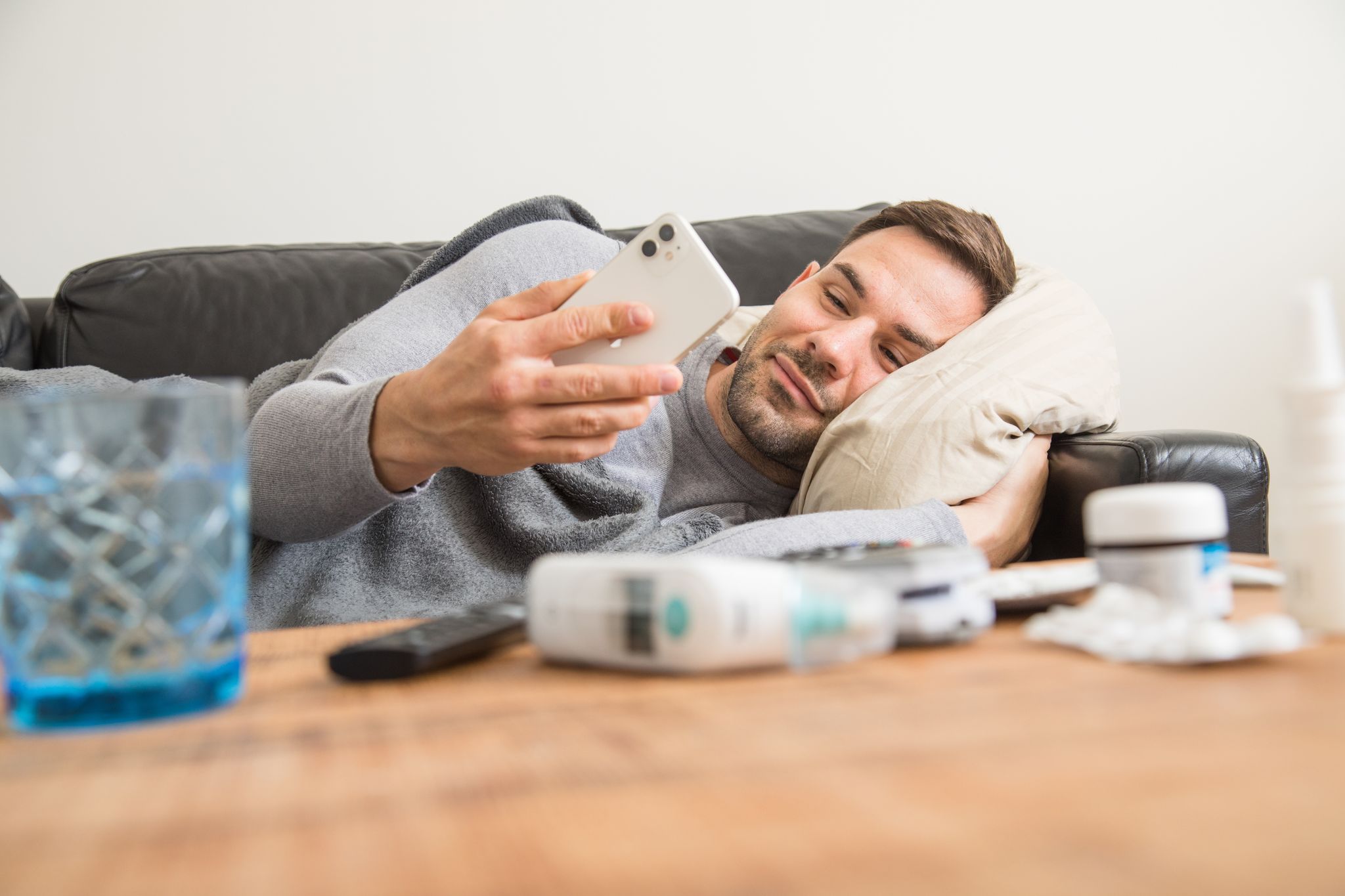 Wegen einer Erkältung zum Arzt: Wenn der Arbeitgeber den Nachweis verlangt, müssen Beschäftigte schon ab dem ersten Krankheitstag eine AU-Bescheinigung vorlegen.
