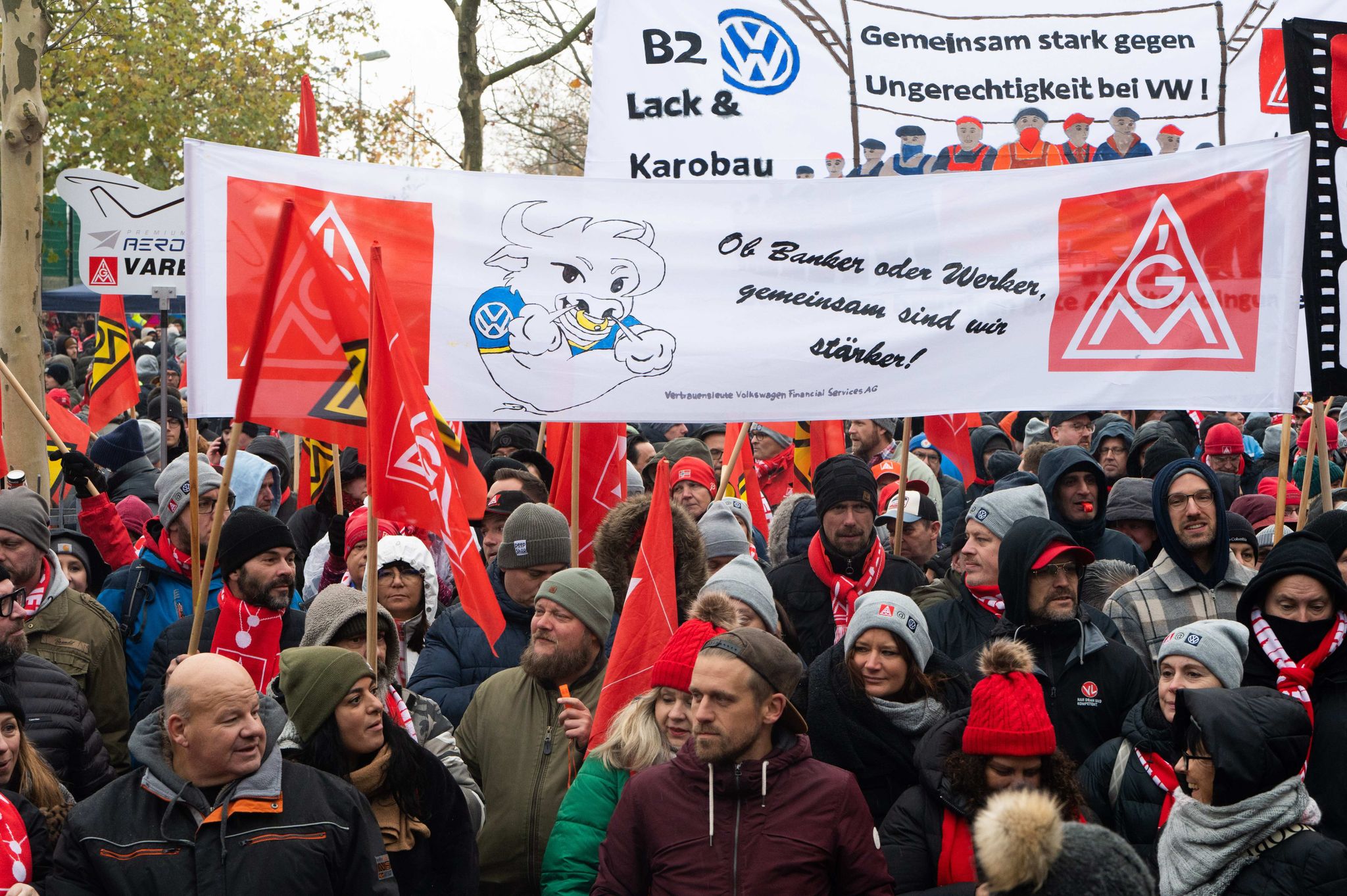 Tausende Teilnehmer demonstrieren vor dem Werk am Verhandlungsort in der Volkswagen Arena, mit anschließender Protest-Kundgebung direkt vor dem Stadion.