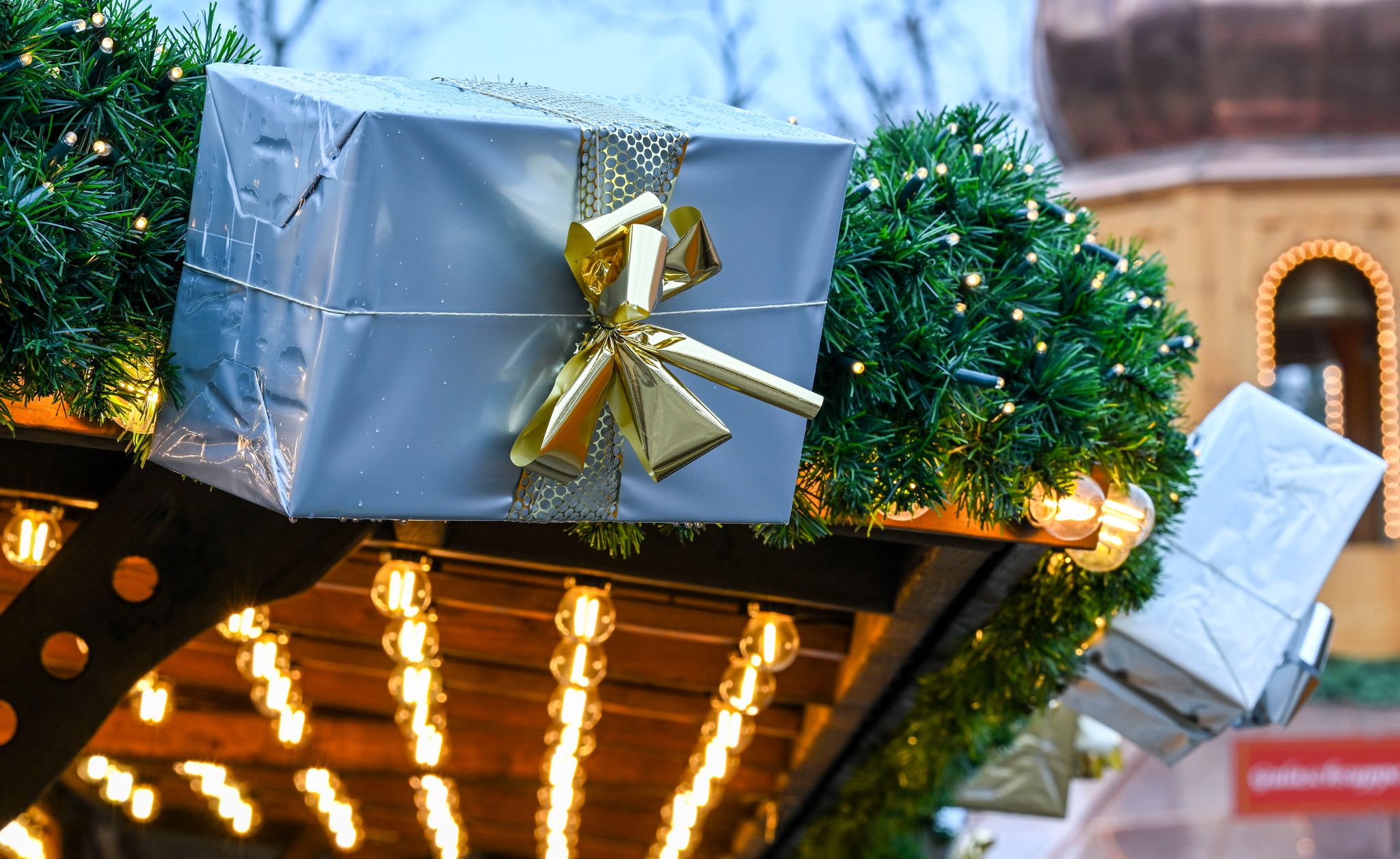 Viele Menschen in Deutschland setzen in diesem Jahr auf Secondhand-Geschenke. (Archivbild)