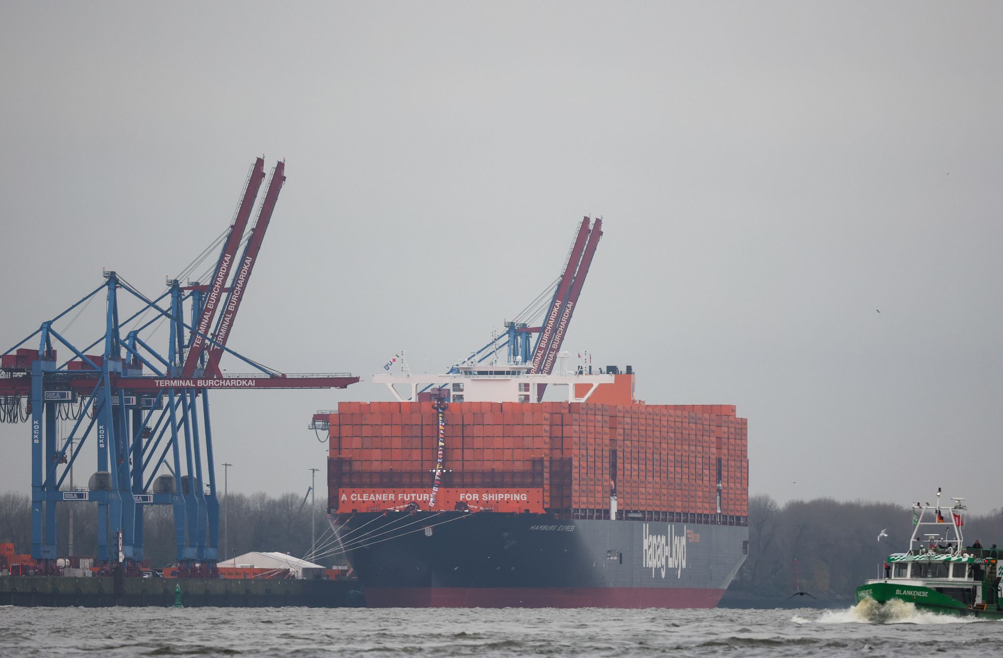 Die Hamburger Traditionsreederei Hapag-Lloyd hat im laufenden Jahr gut verdient. Wegen einer überraschend gestiegenen Nachfrage und höheren Frachtraten kam in den ersten neun Monaten ein Gewinn von rund 1,7 Milliarden Euro zusammen. (Archivbild)